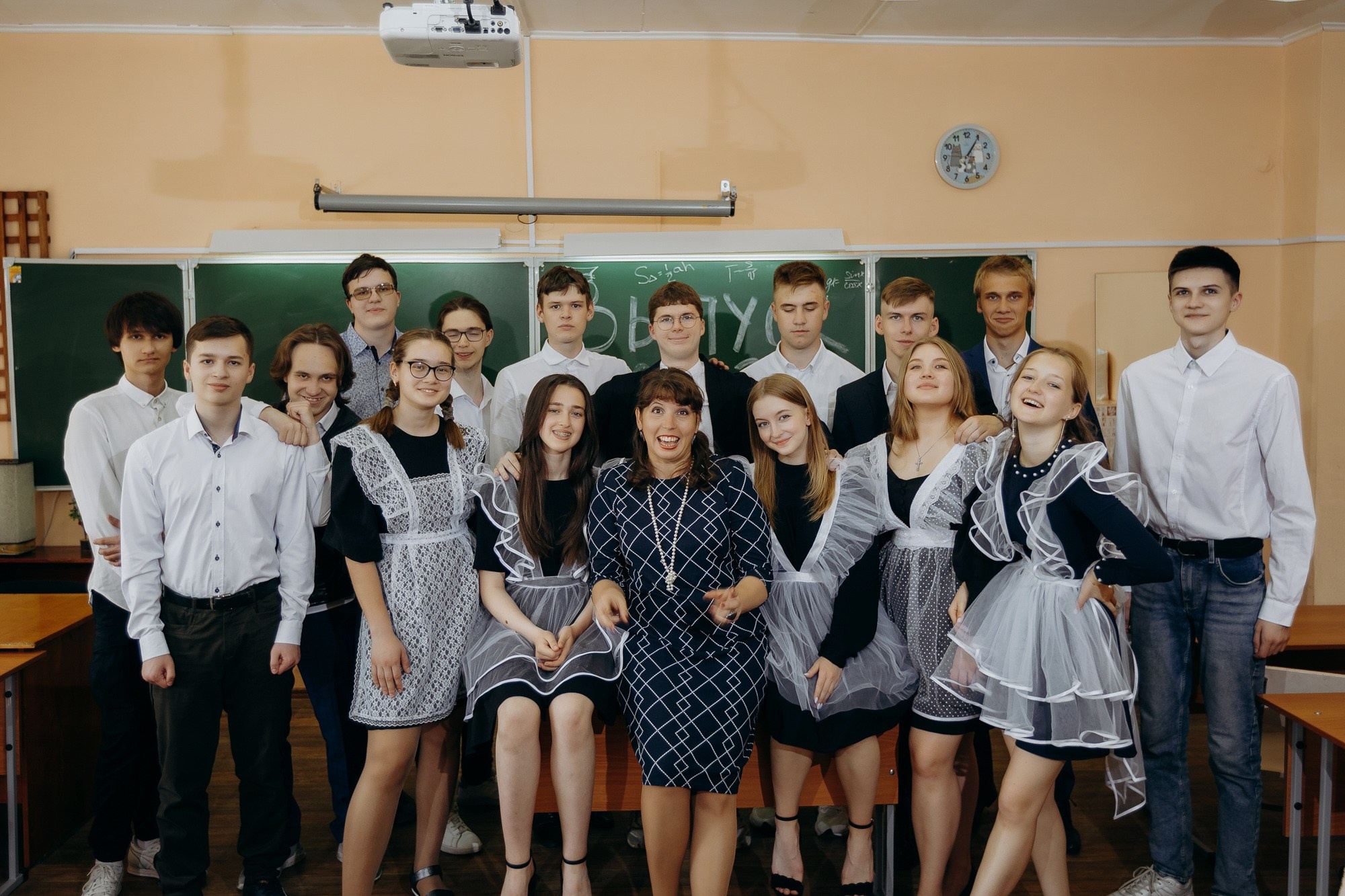 Выпускники Гимназия № 5 фотосессия в школе. Фотограф Барнаул Быстро-Качественно опыт 15+лет