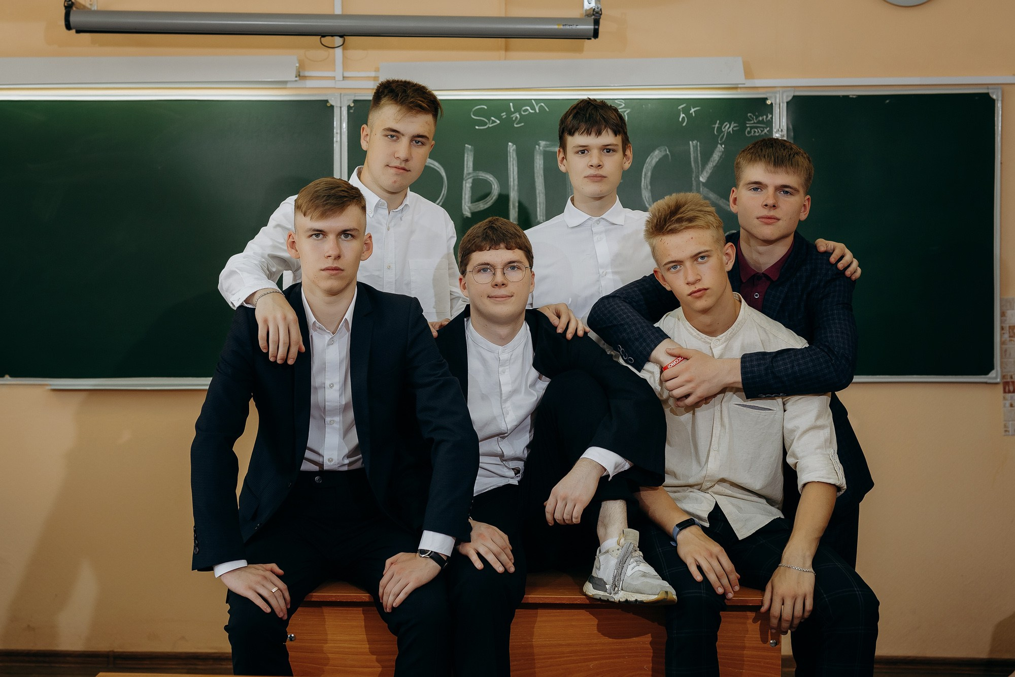 Выпускники Гимназия № 5 фотосессия в школе. Фотограф Барнаул Быстро-Качественно опыт 15+лет