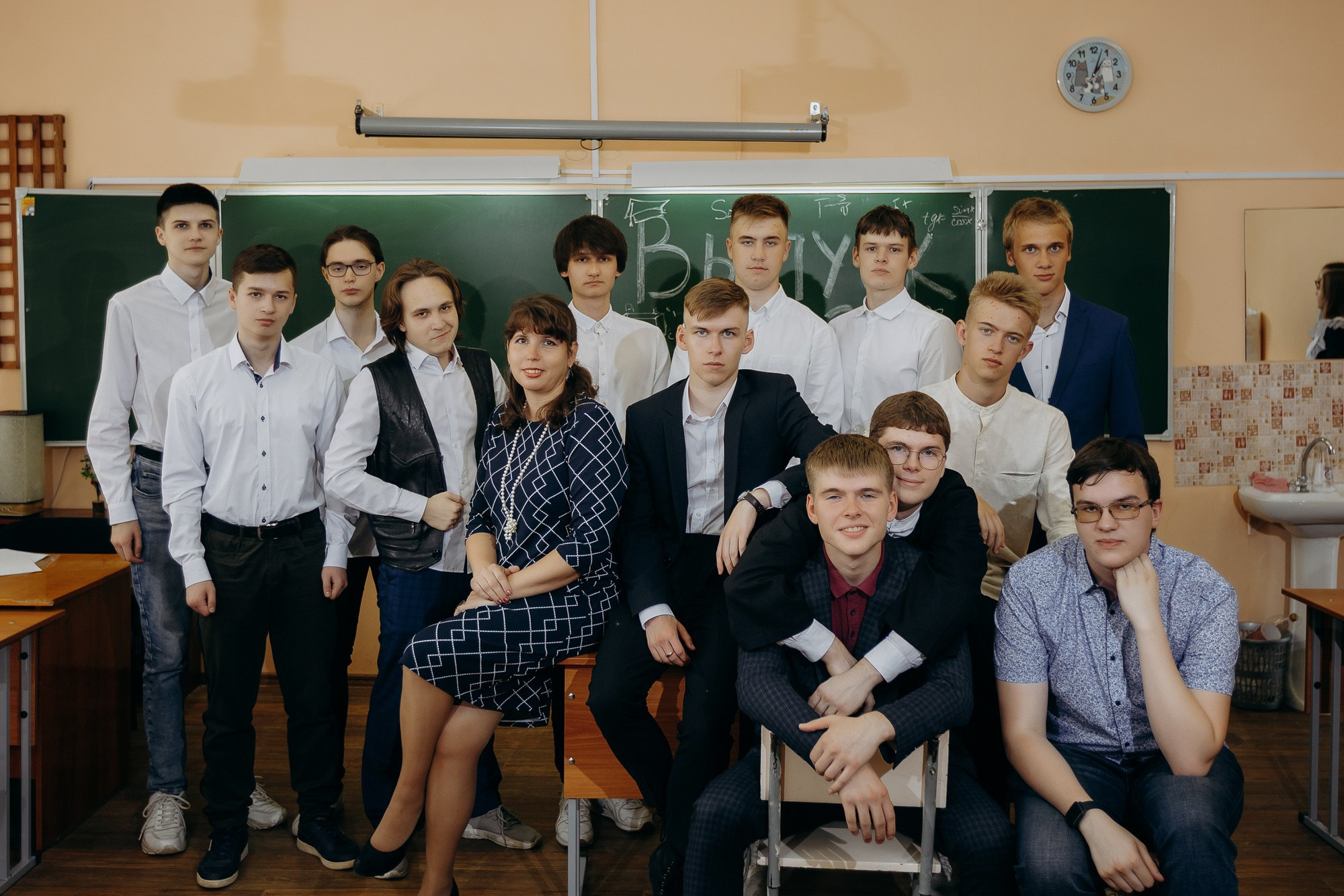 Выпускники Гимназия № 5 фотосессия в школе. Фотограф Барнаул Быстро-Качественно опыт 15+лет