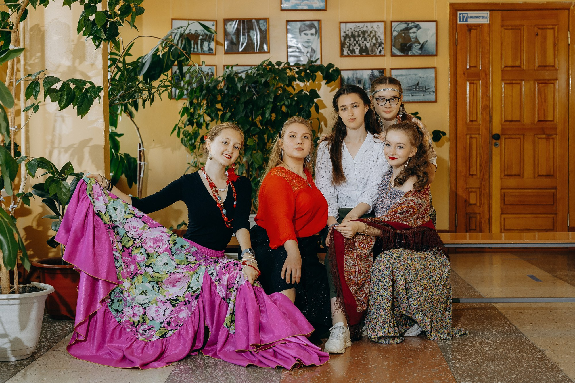 Выпускники Гимназия № 5 фотосессия в школе. Фотограф Барнаул Быстро-Качественно опыт 15+лет