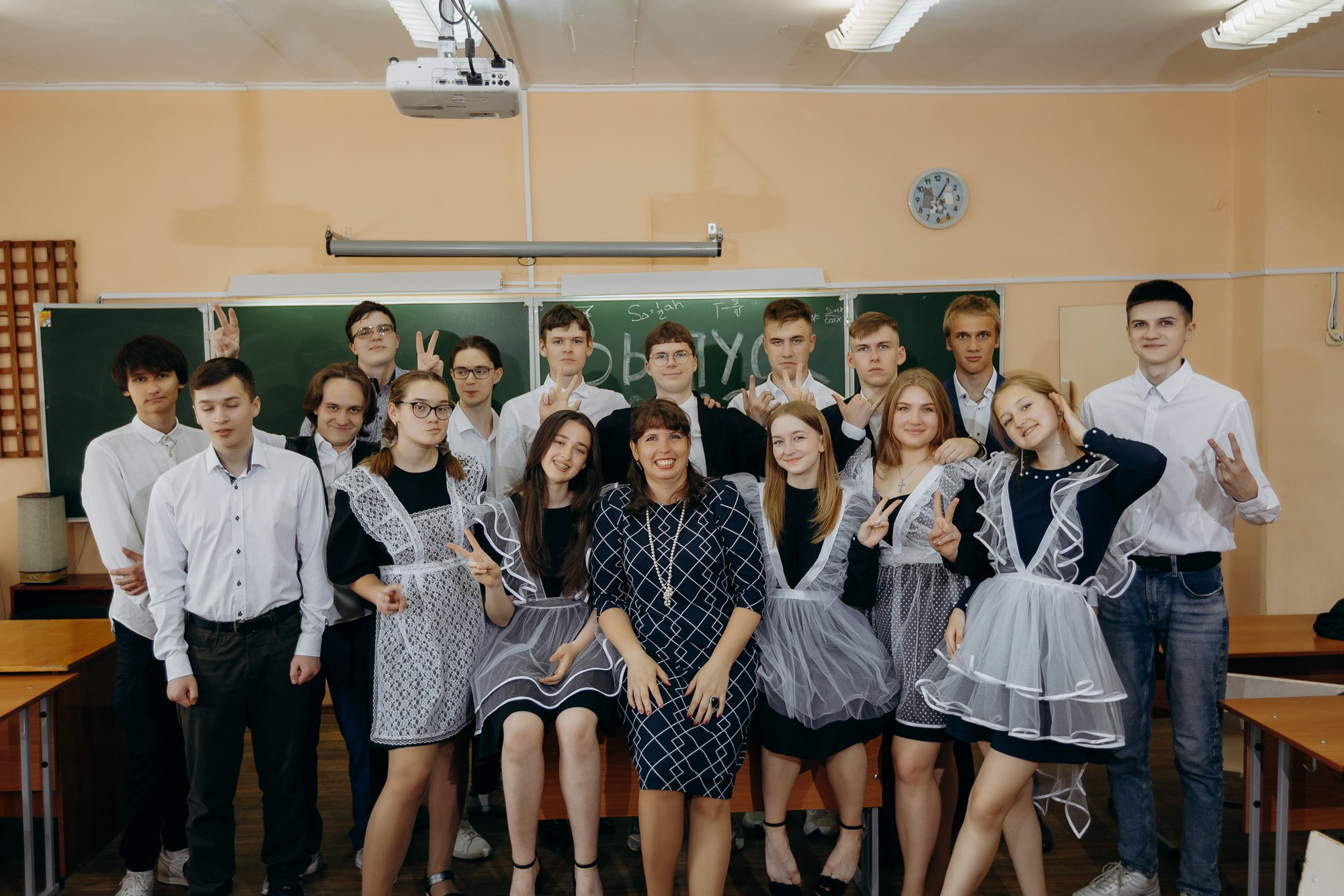 Выпускники Гимназия № 5 фотосессия в школе. Фотограф Барнаул Быстро-Качественно опыт 15+лет