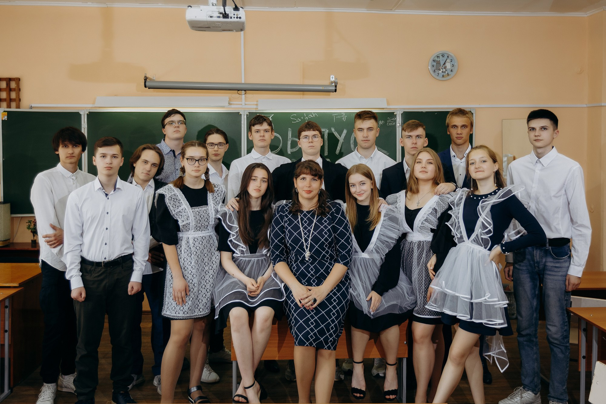 Выпускники Гимназия № 5 фотосессия в школе. Фотограф Барнаул Быстро-Качественно опыт 15+лет