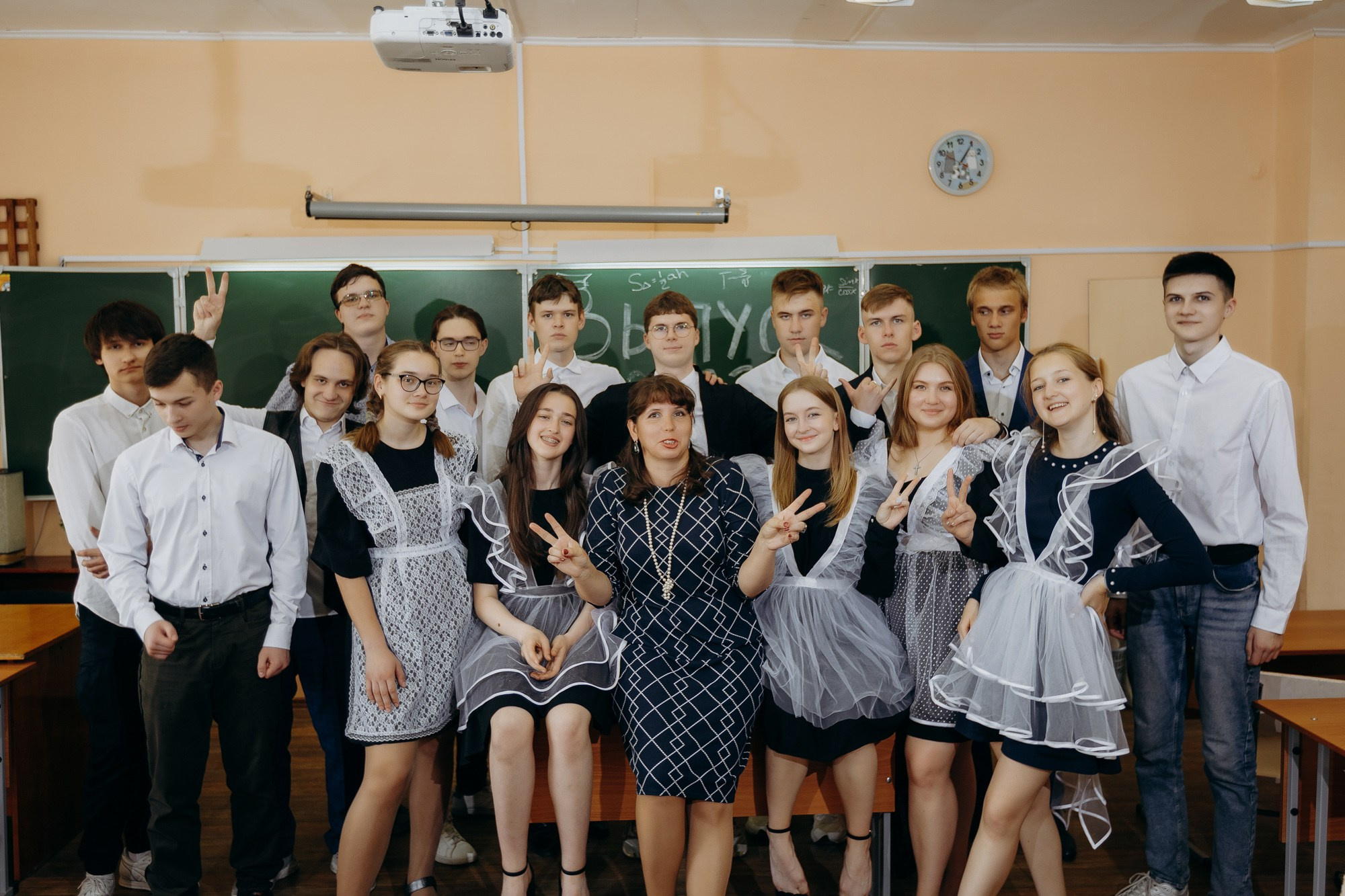Выпускники Гимназия № 5 фотосессия в школе. Фотограф Барнаул Быстро-Качественно опыт 15+лет