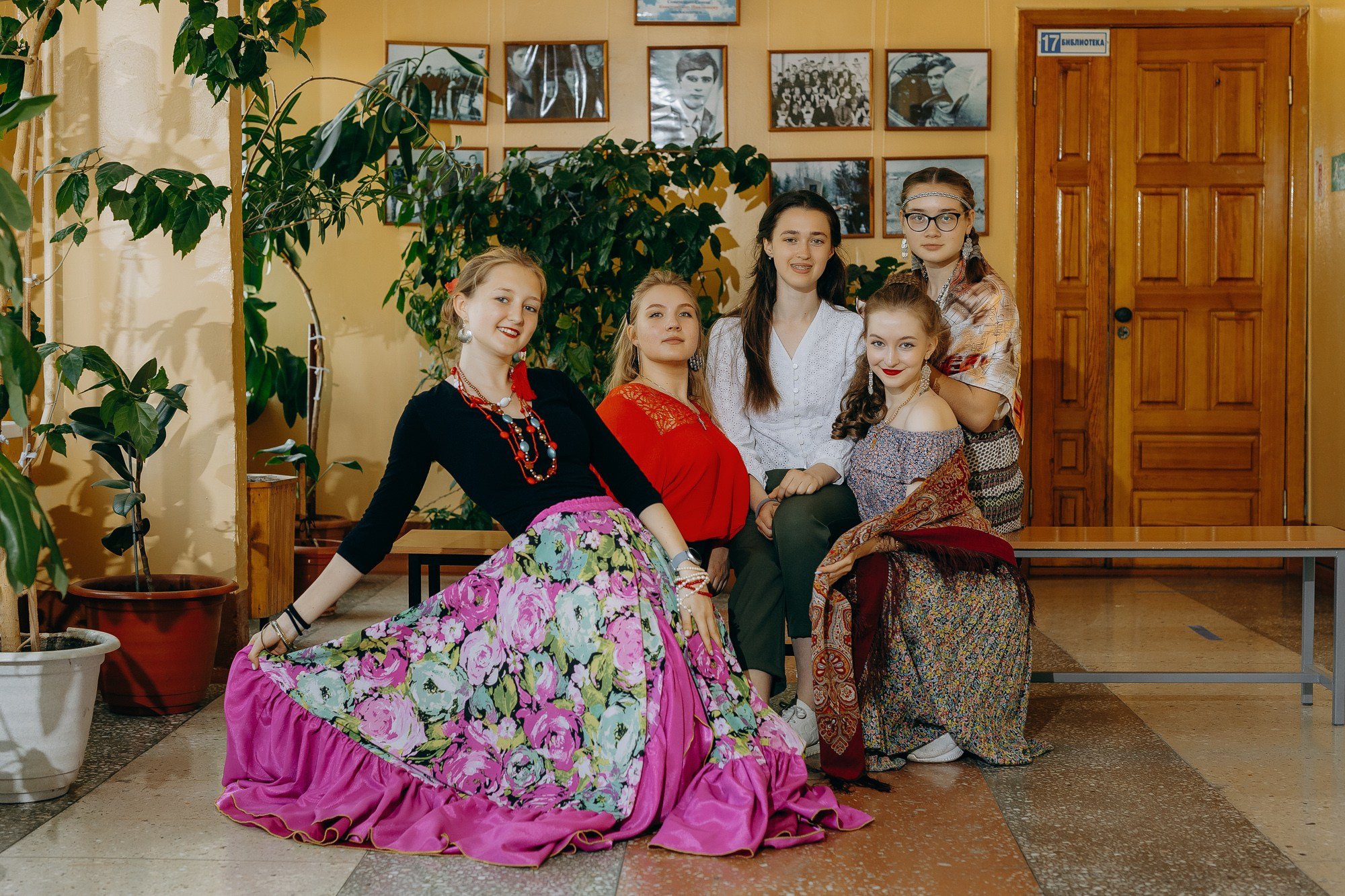 Выпускники Гимназия № 5 фотосессия в школе. Фотограф Барнаул Быстро-Качественно опыт 15+лет