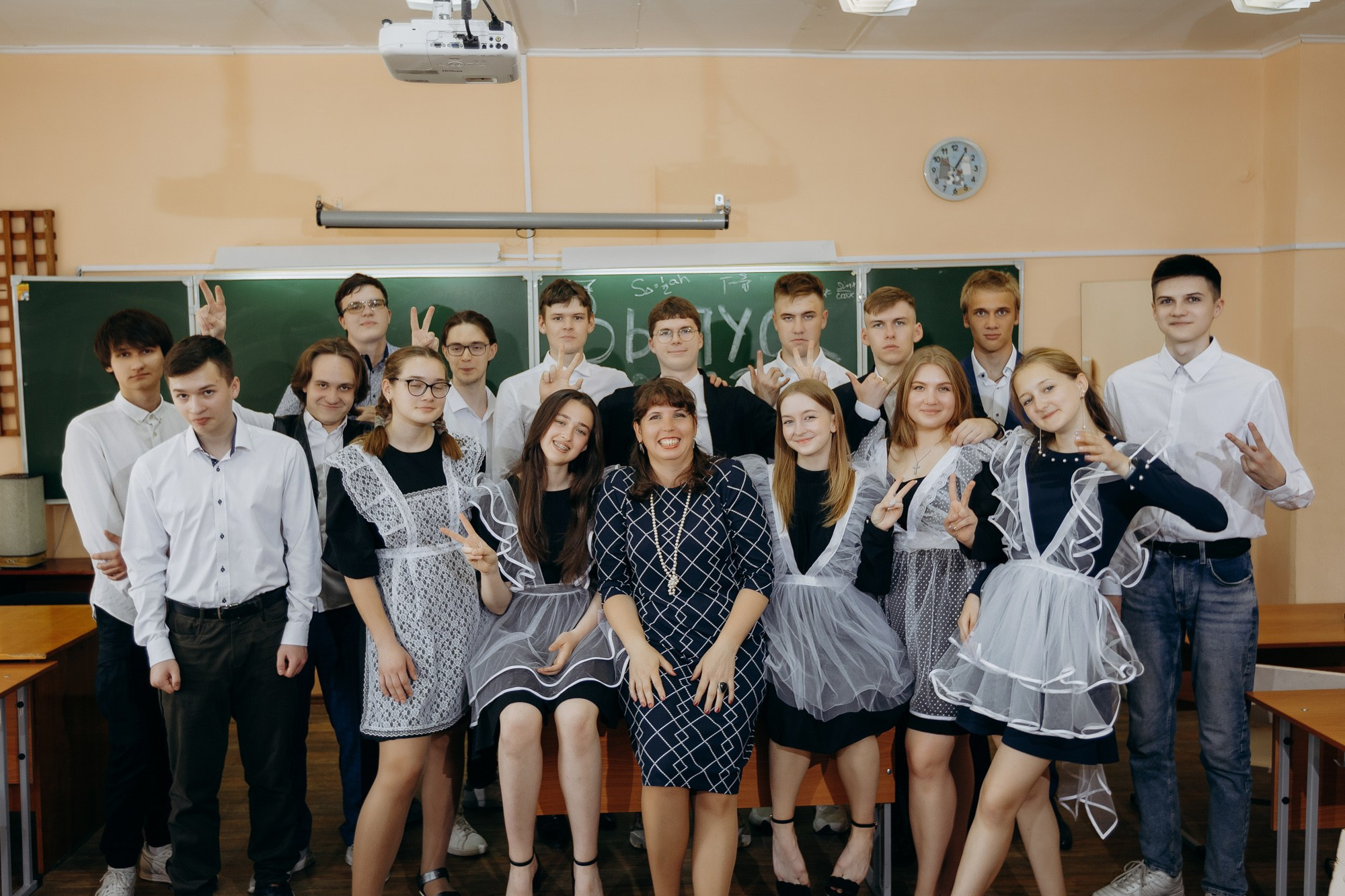 Выпускники Гимназия № 5 фотосессия в школе. Фотограф Барнаул Быстро-Качественно опыт 15+лет