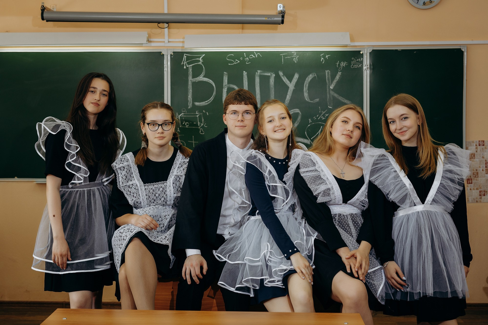 Выпускники Гимназия № 5 фотосессия в школе. Фотограф Барнаул Быстро-Качественно опыт 15+лет