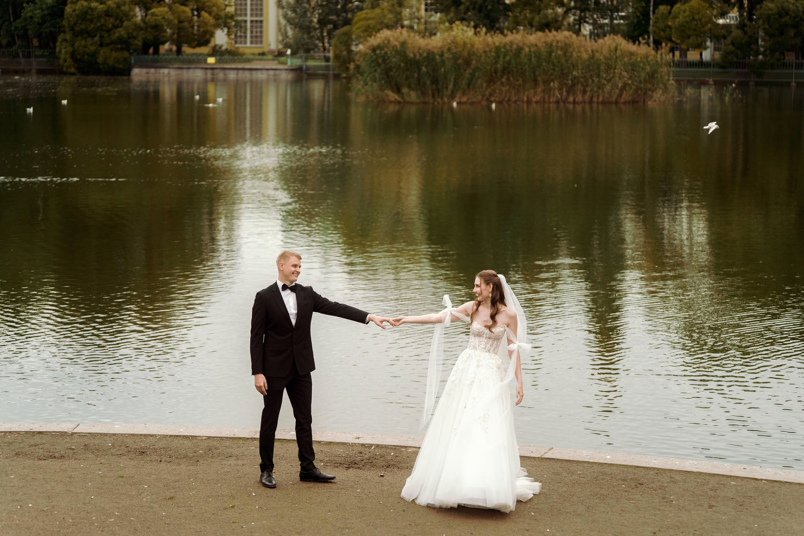 Свадебные портреты у воды и на аллеях парка