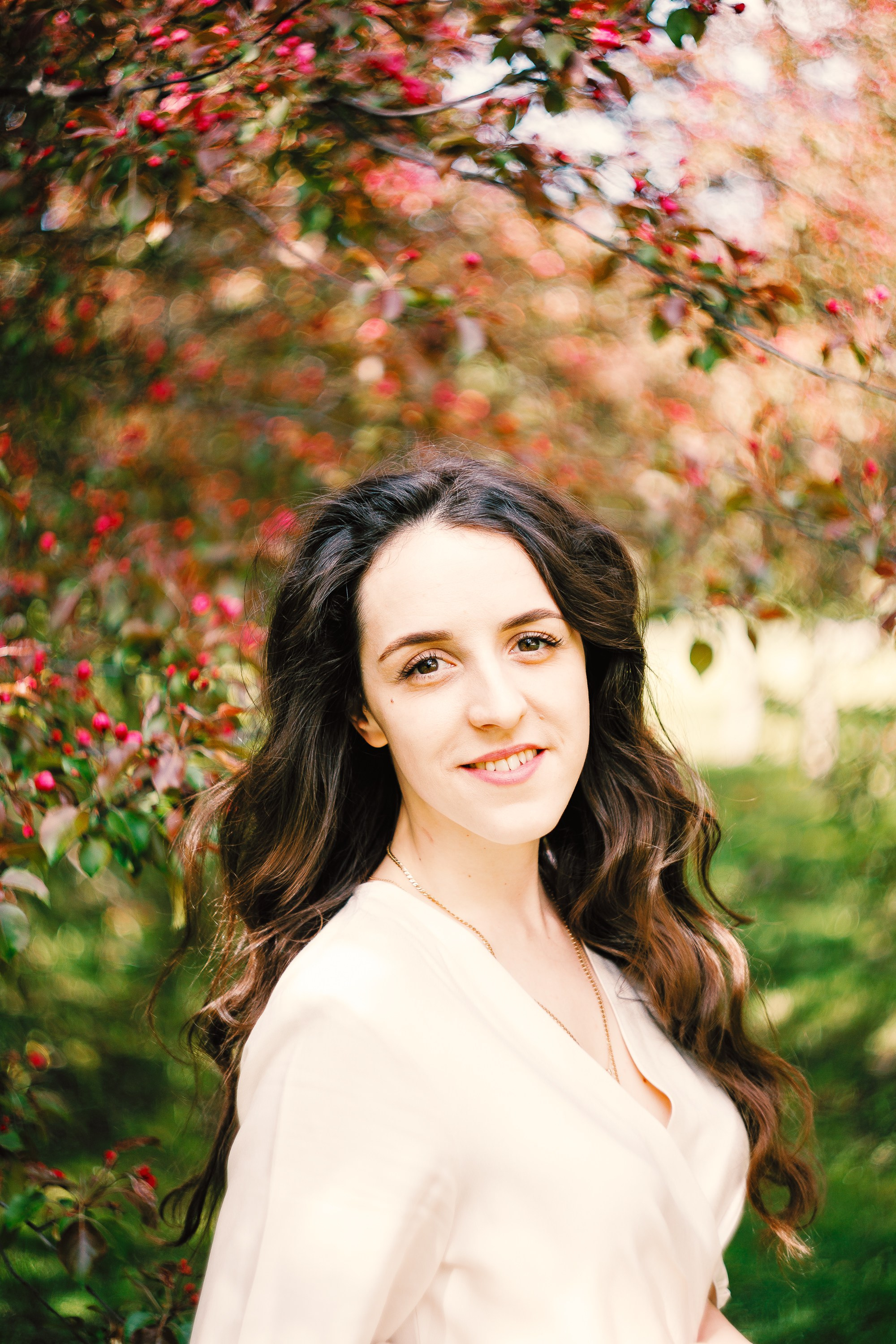 Индивидуальная фотосессия в Коломенском парке в цветущих деревьях.