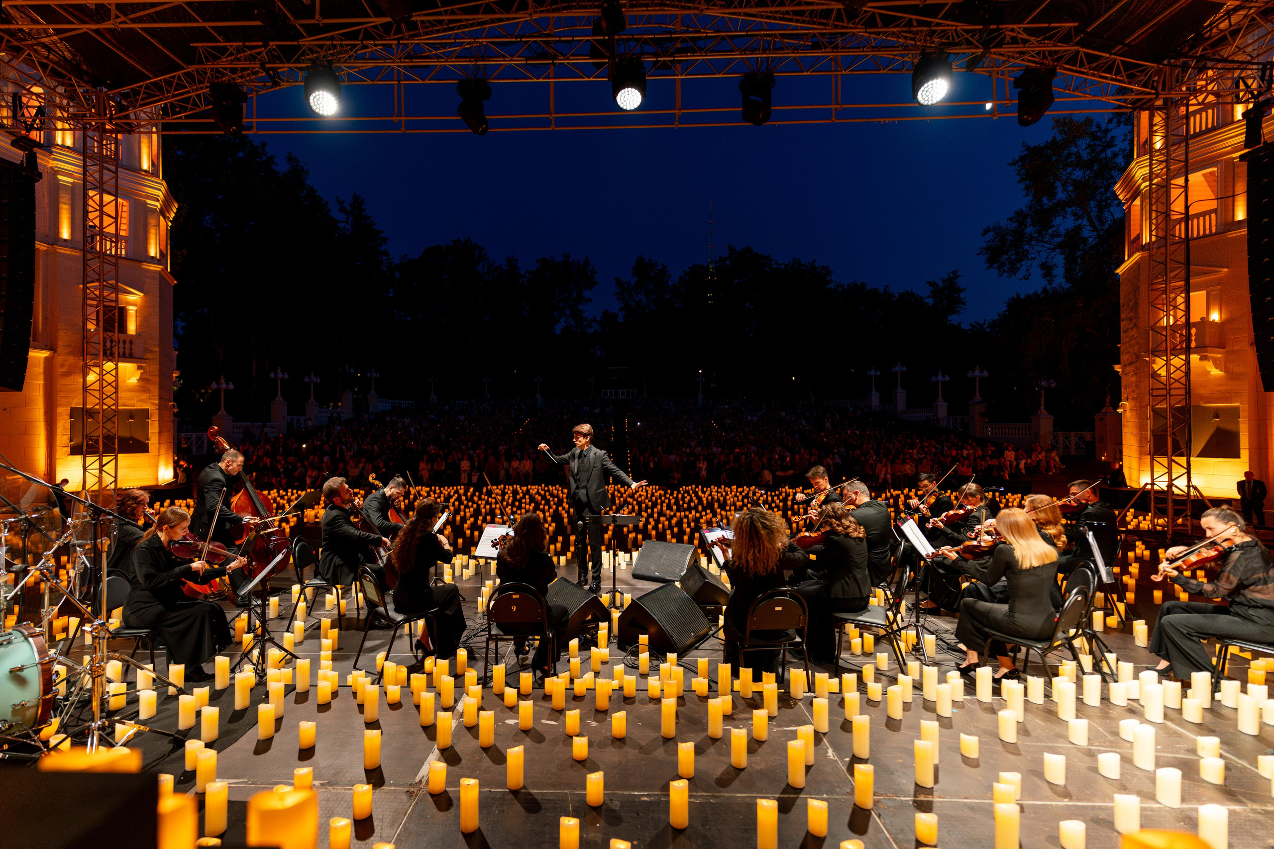 Симфонический оркестр Lumisfera при свечах. Фотограф Никита Комаров