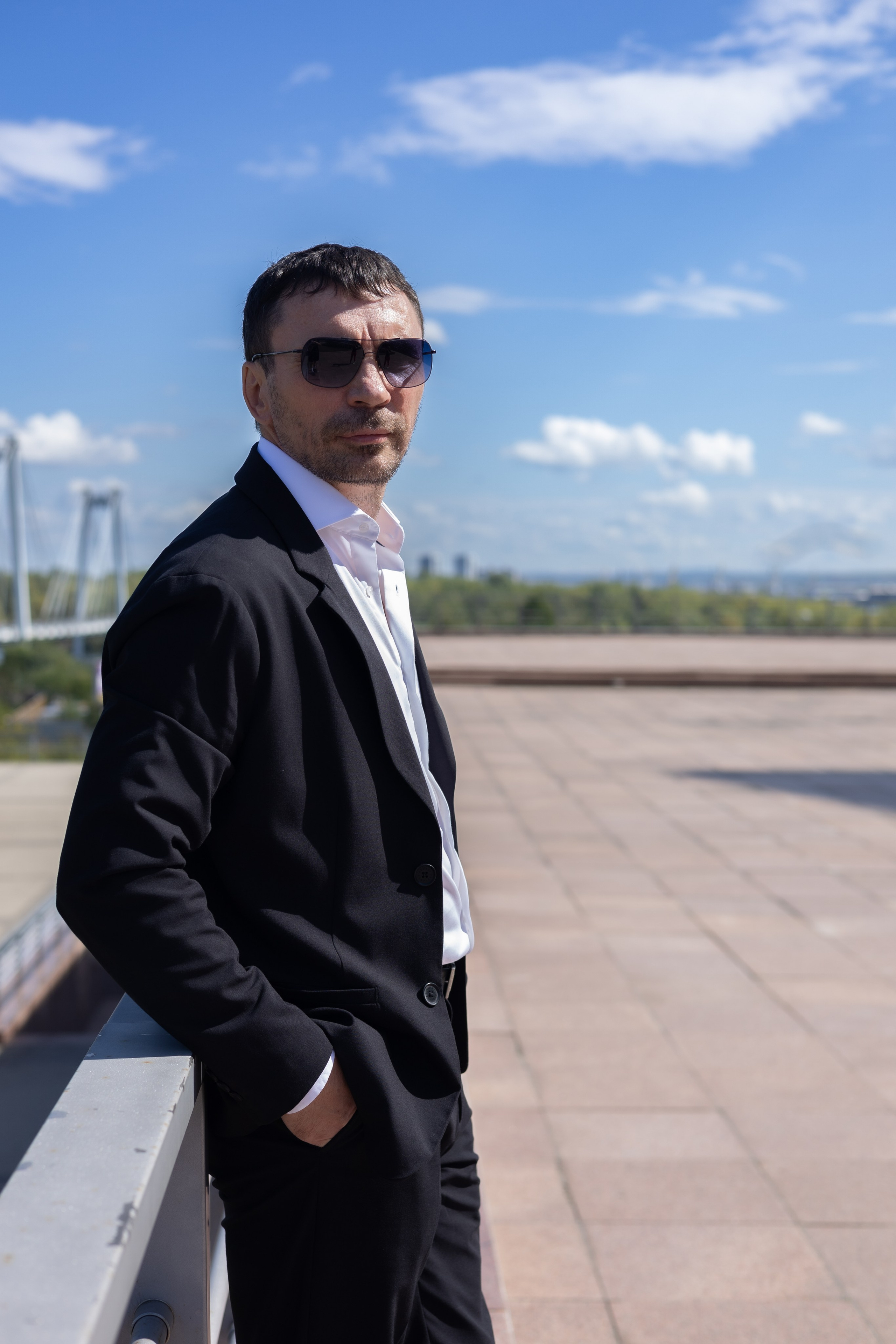 МУЖСКИЙ ПОРТРЕТЫ УЛИЦА. Фотограф Красноярск съемки лавстори, фотосессия в студии, портретная съемка, творческие фотосессии