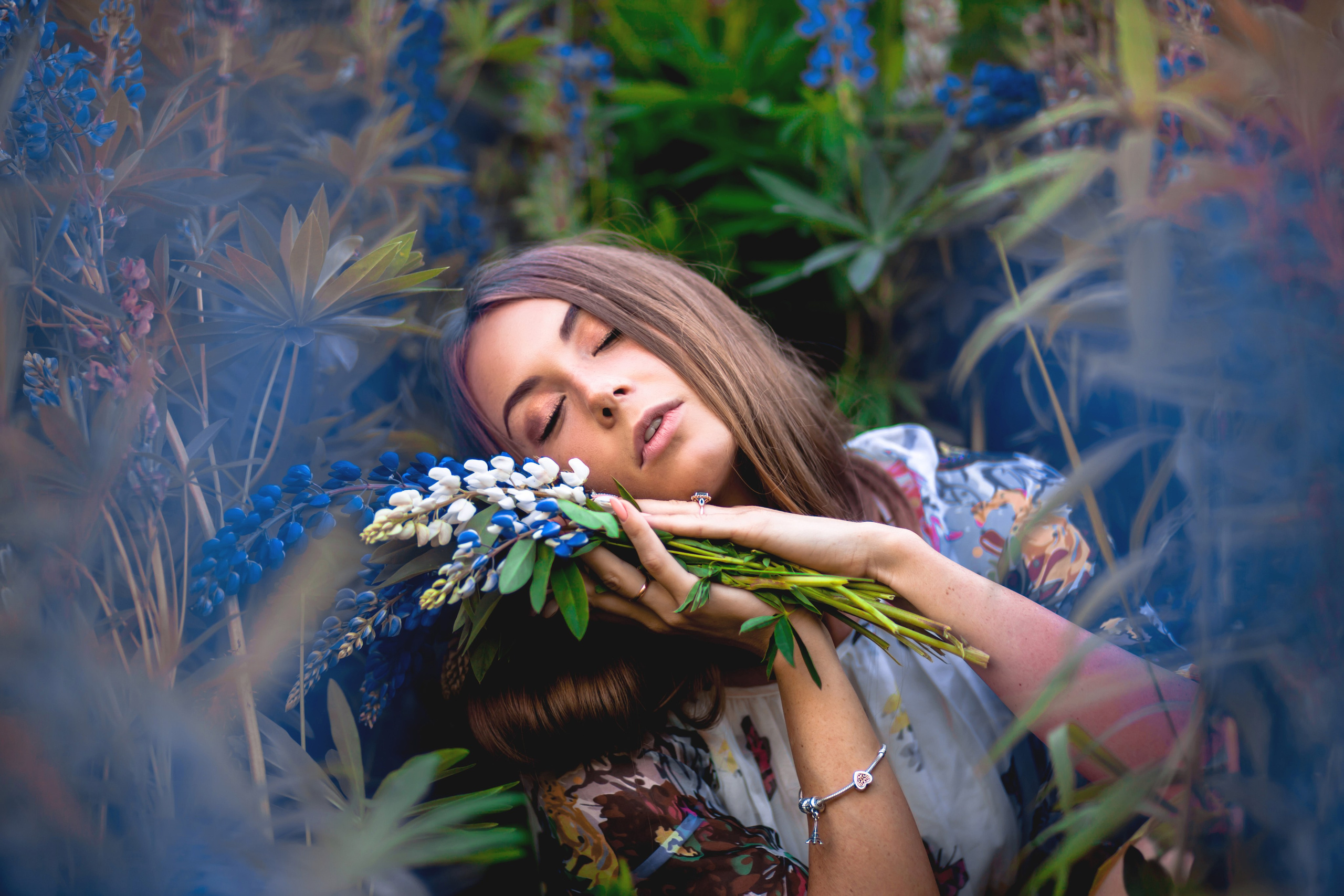 Юля — Люпины. Фотограф Михаил Коган — Москва 89267284460