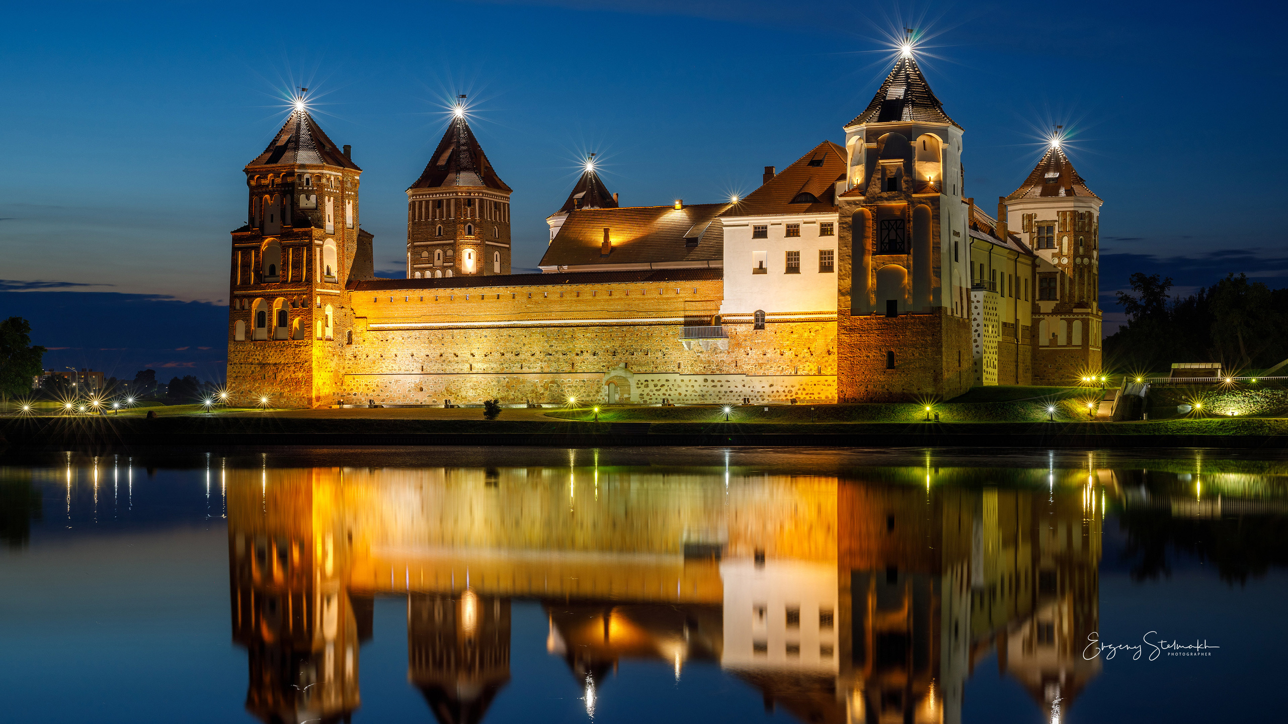 Вид мирского замка с подсветкой