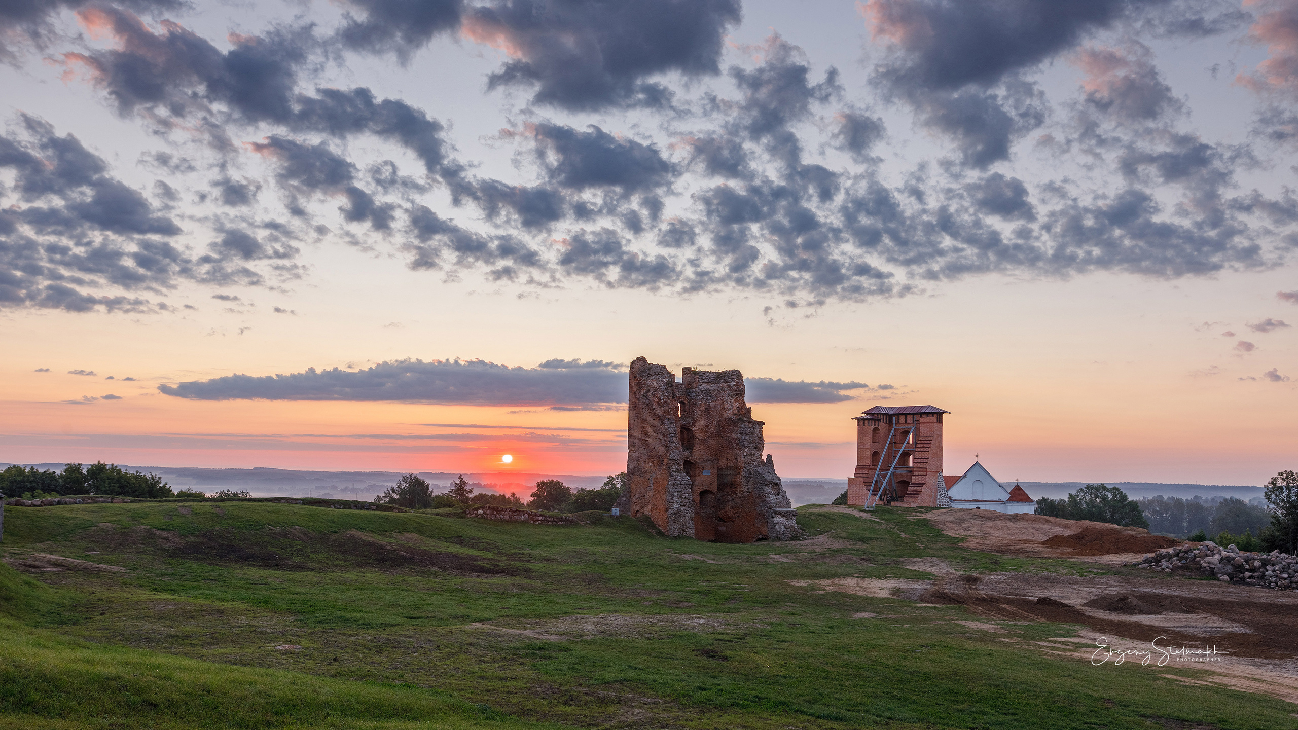 Восход солнца над руинами замка в Новогрудке. 