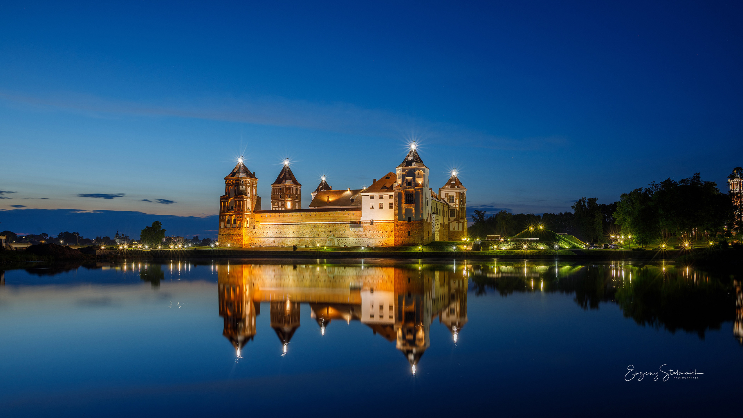 Вид мирского замка с подсветкой вечером в августе