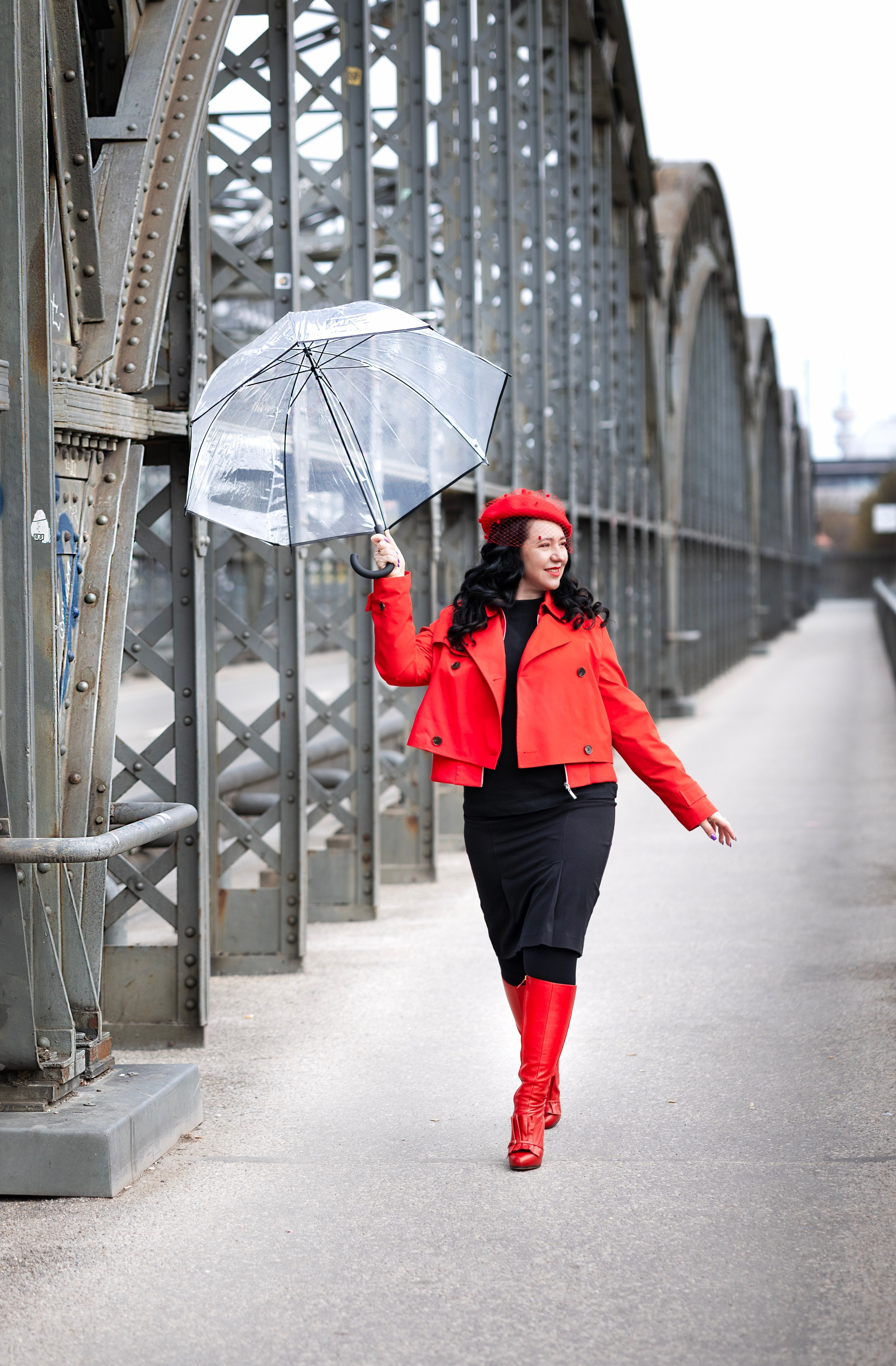 Balloons and red skirt. Photographer in Munich