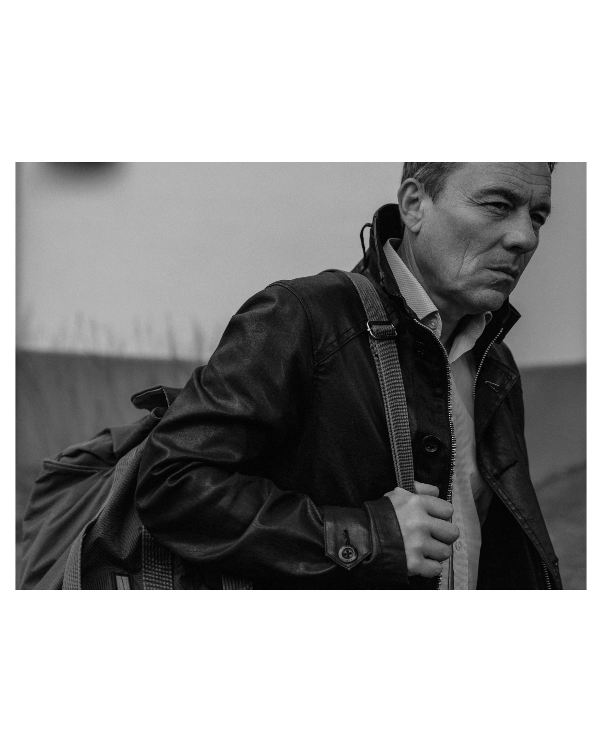 мужчина идёт по улице с сумкой