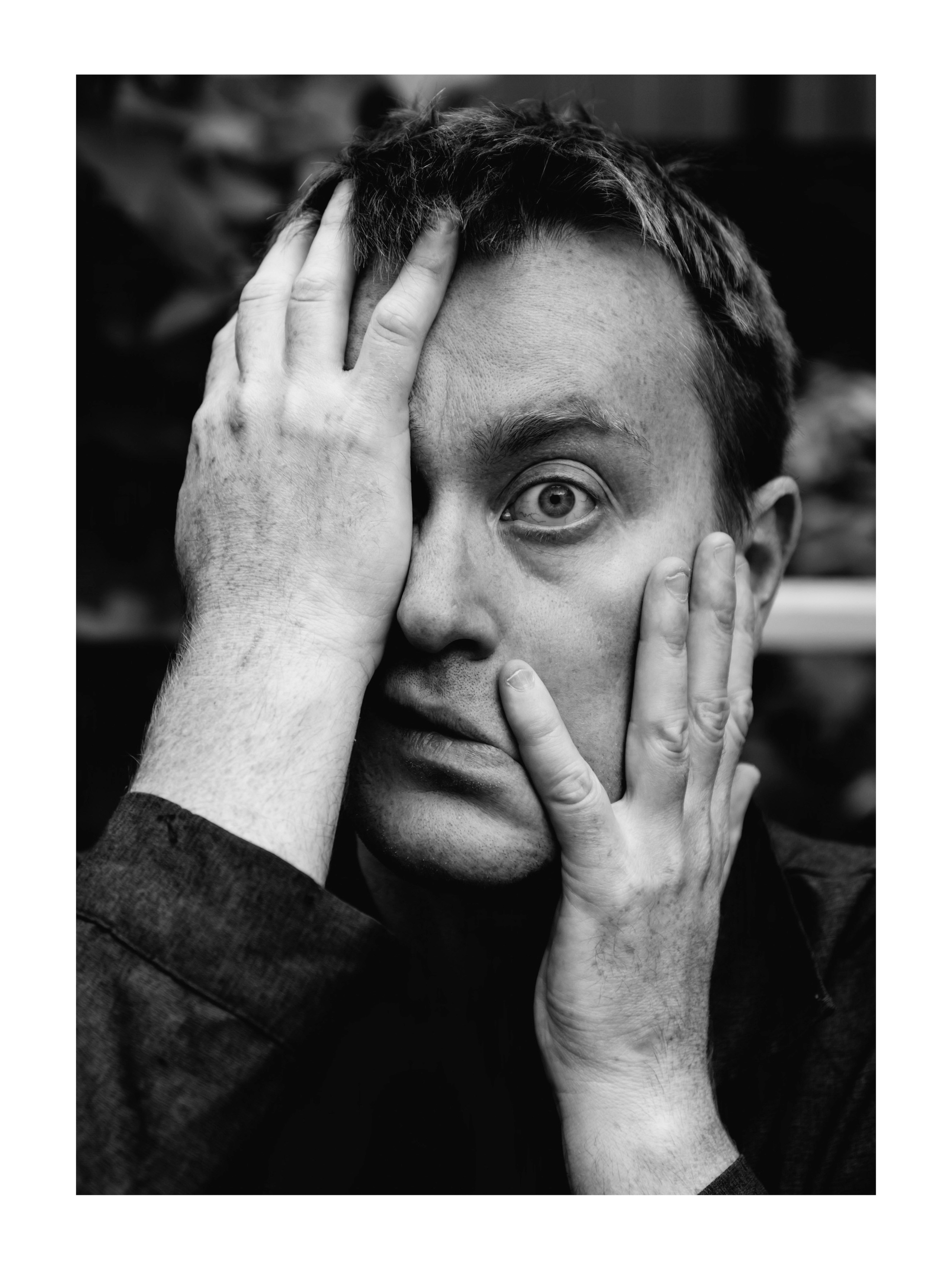 мужчина трогает свое лицо