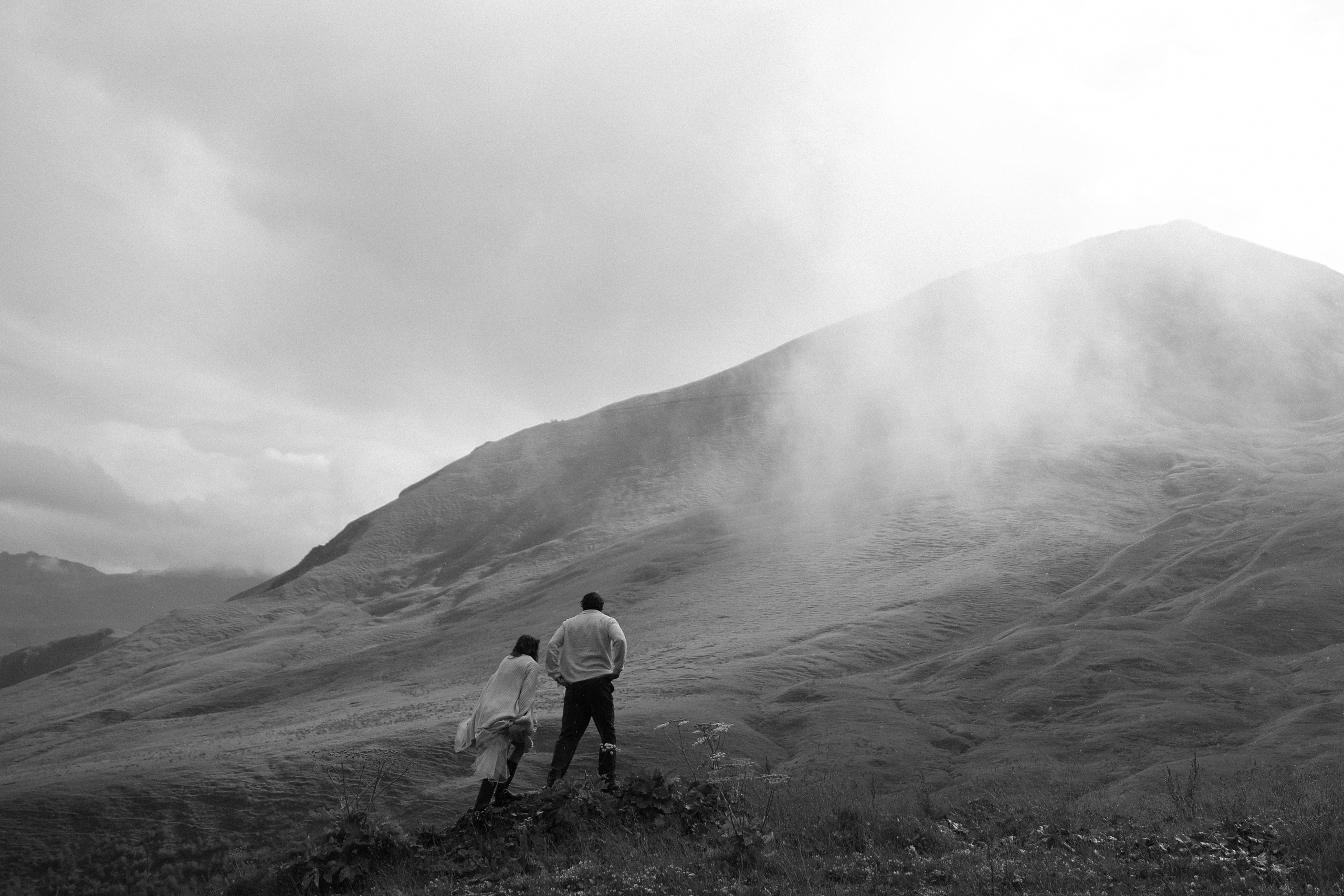 Утро невесты в глэмпинге свадебная фотосессия на Джилы-Су Приэльбрусье. Свадебный, репортажный и портретный фотограф Сочи, Краснодар. Александра Зайцева