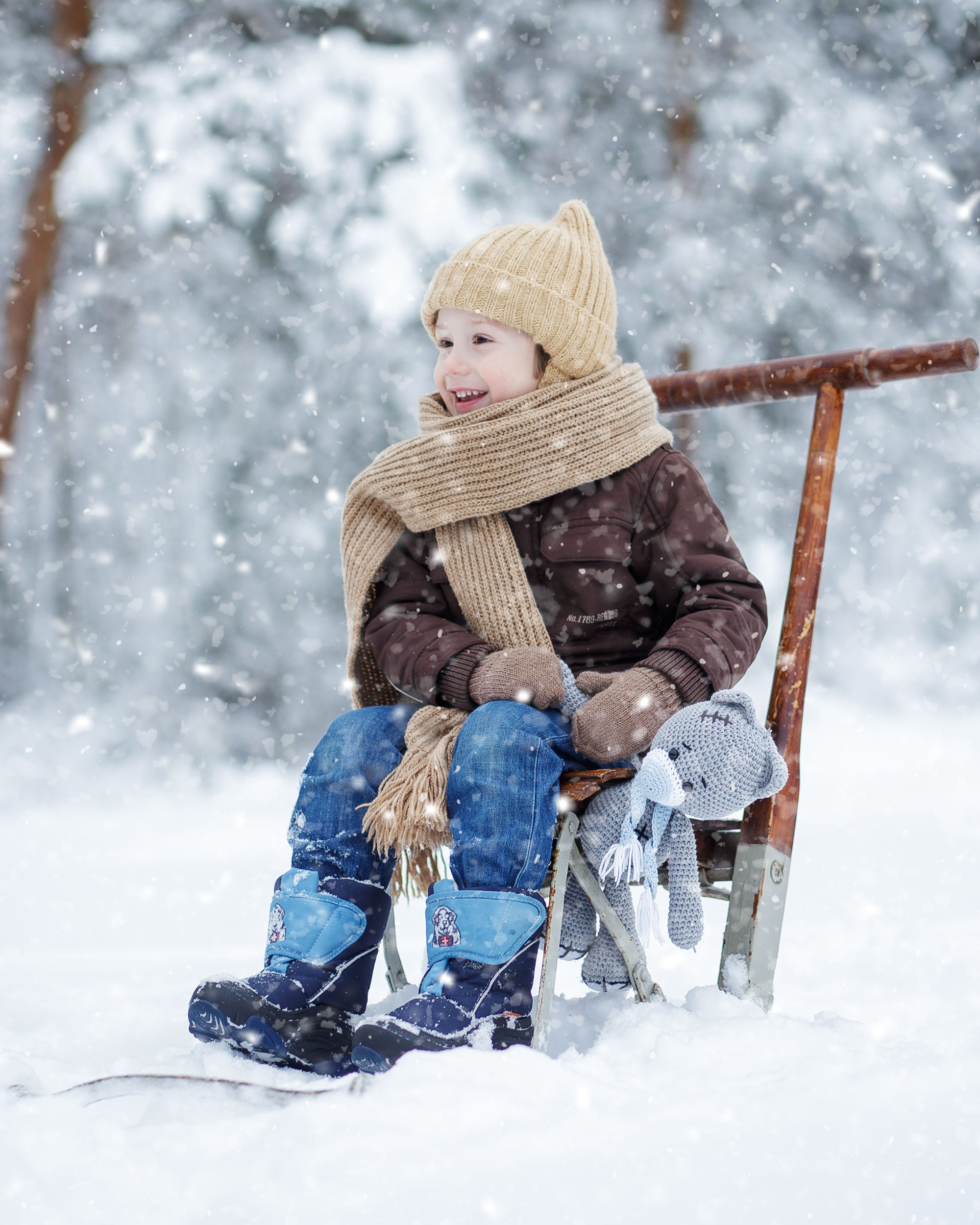 Зимняя съемка в лесу с санками