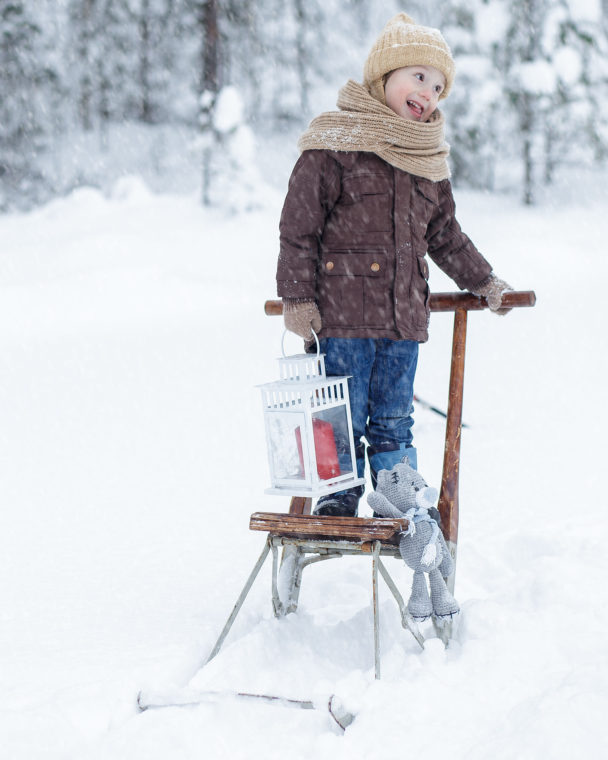Зимняя съемка в лесу с санками. Идеи для фото