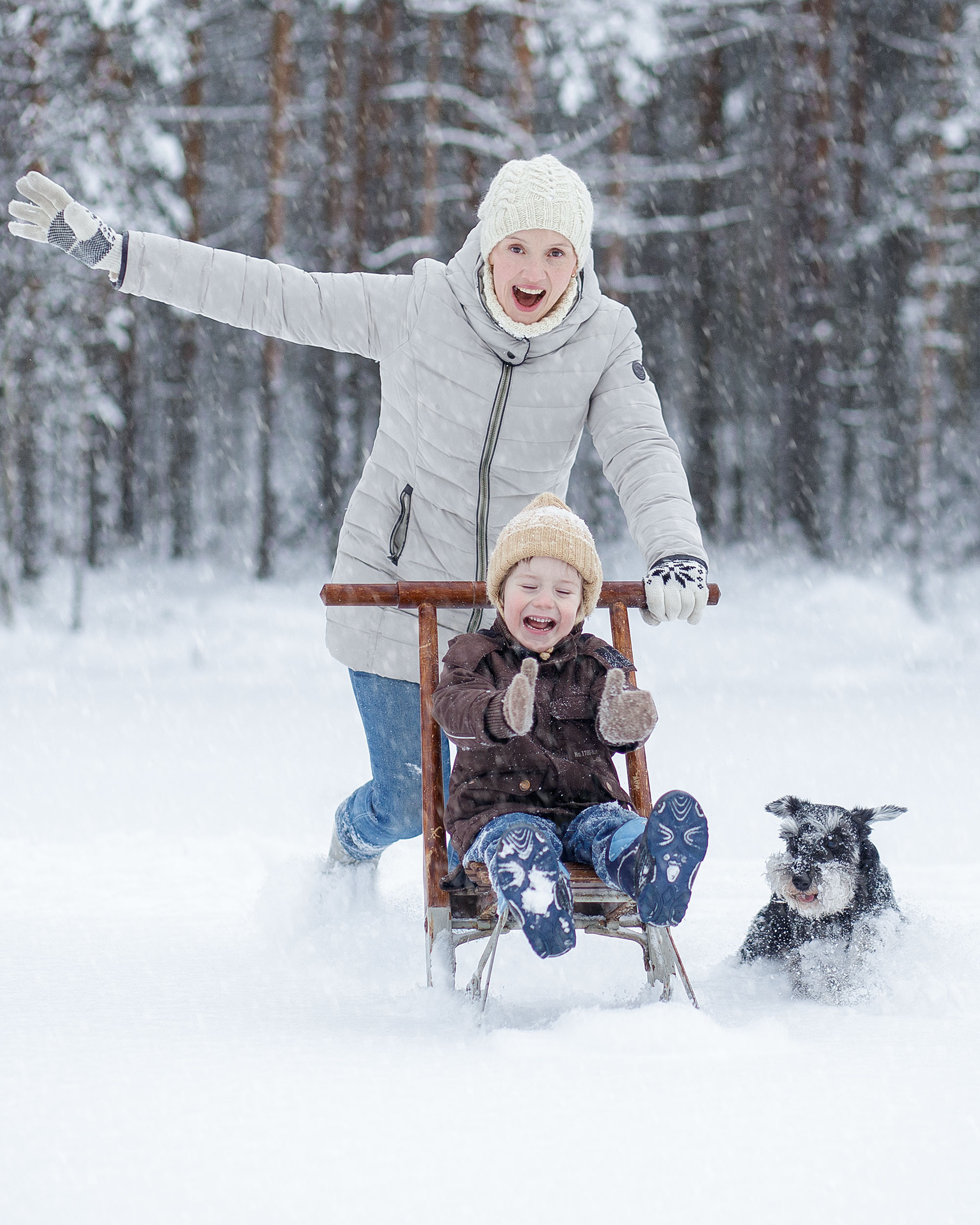 Зимняя съемка в лесу с санками. Идеи для фото