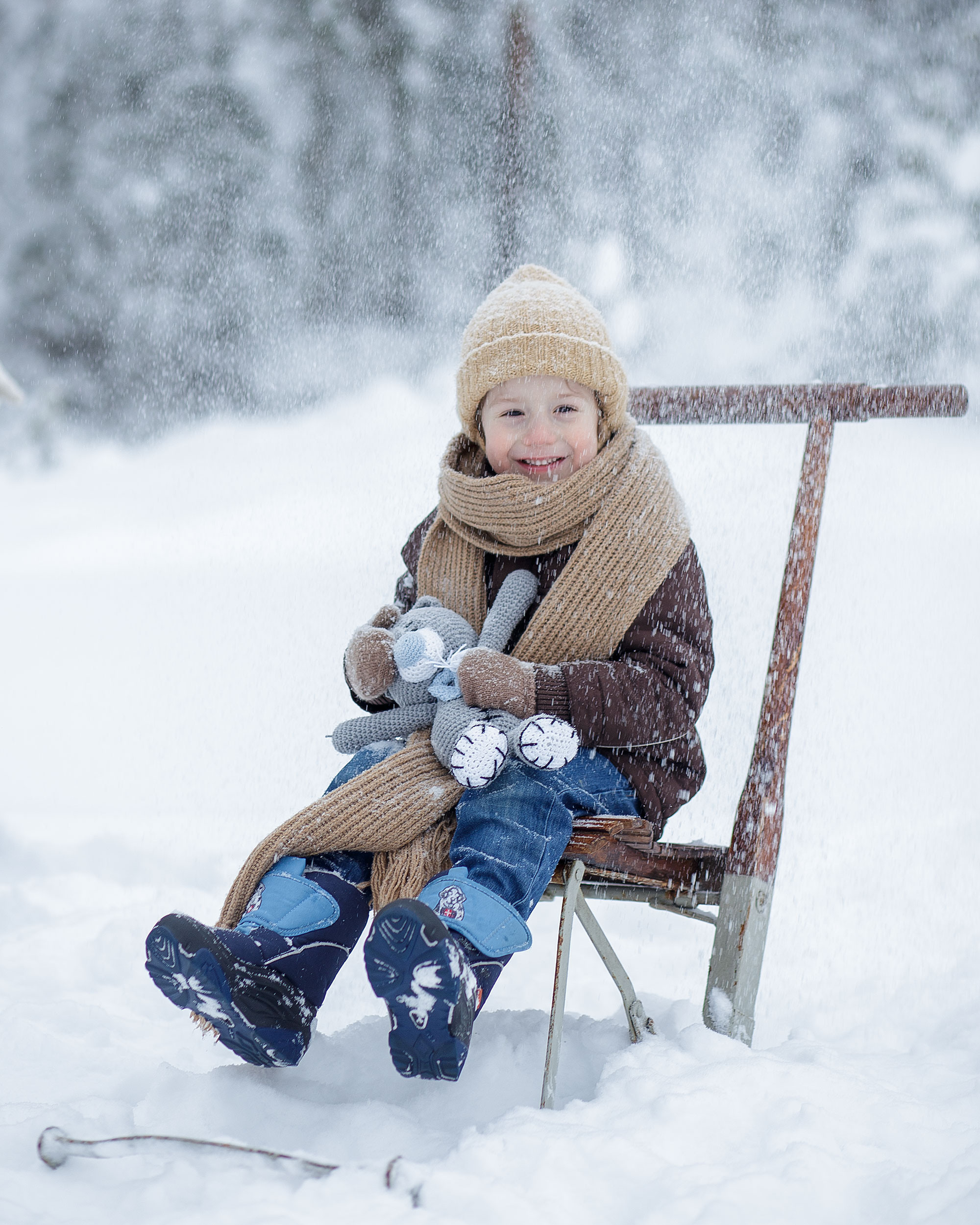 Зимняя съемка в лесу с санками