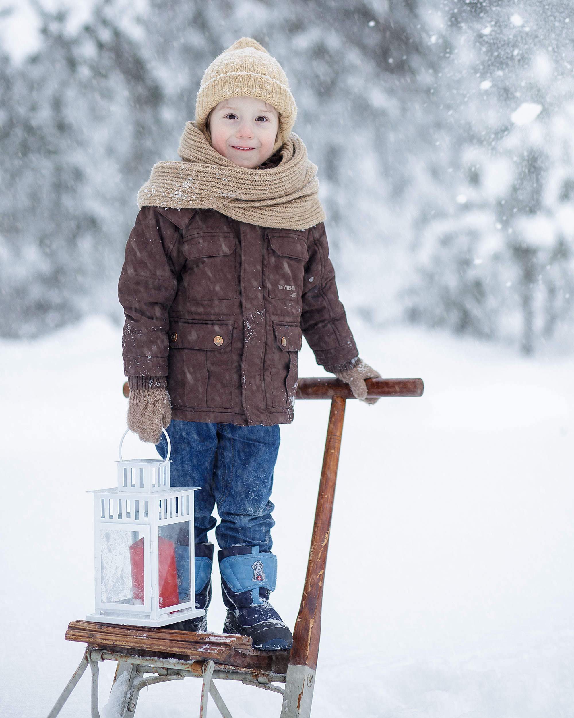 Зимняя съемка в лесу с санками. Идеи для фото