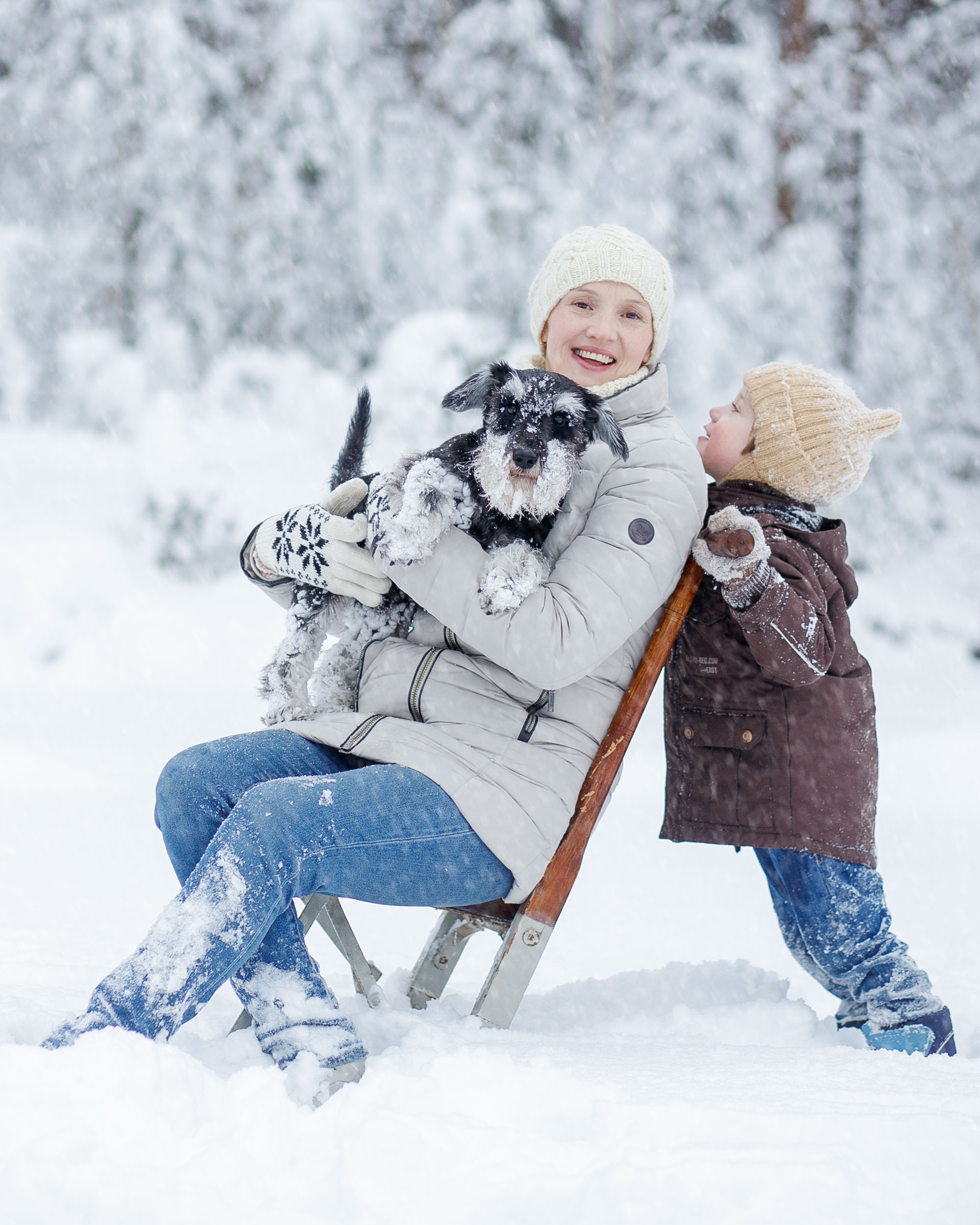 Зимняя съемка в лесу с санками. Идеи для фото