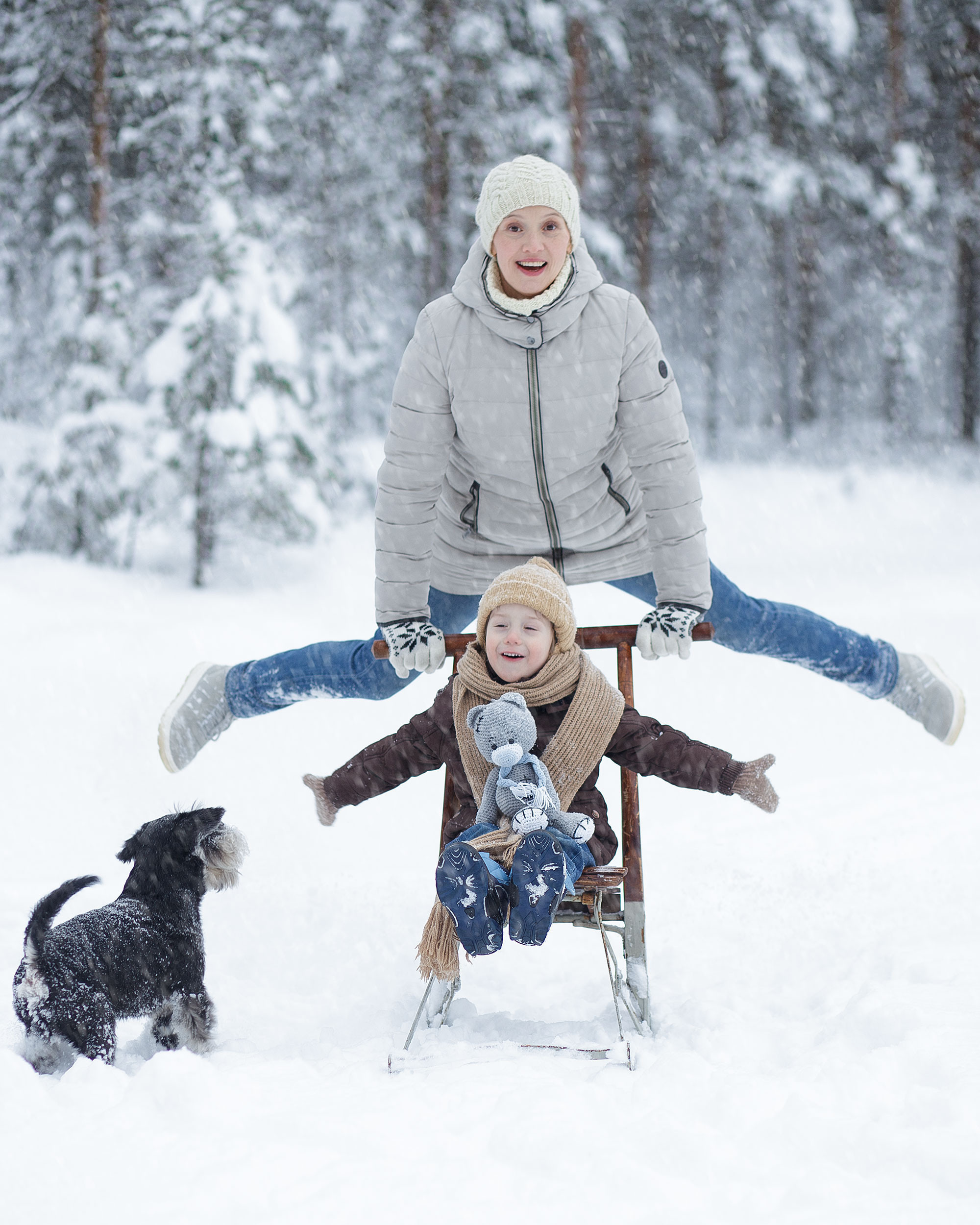 Зимняя съемка в лесу с санками