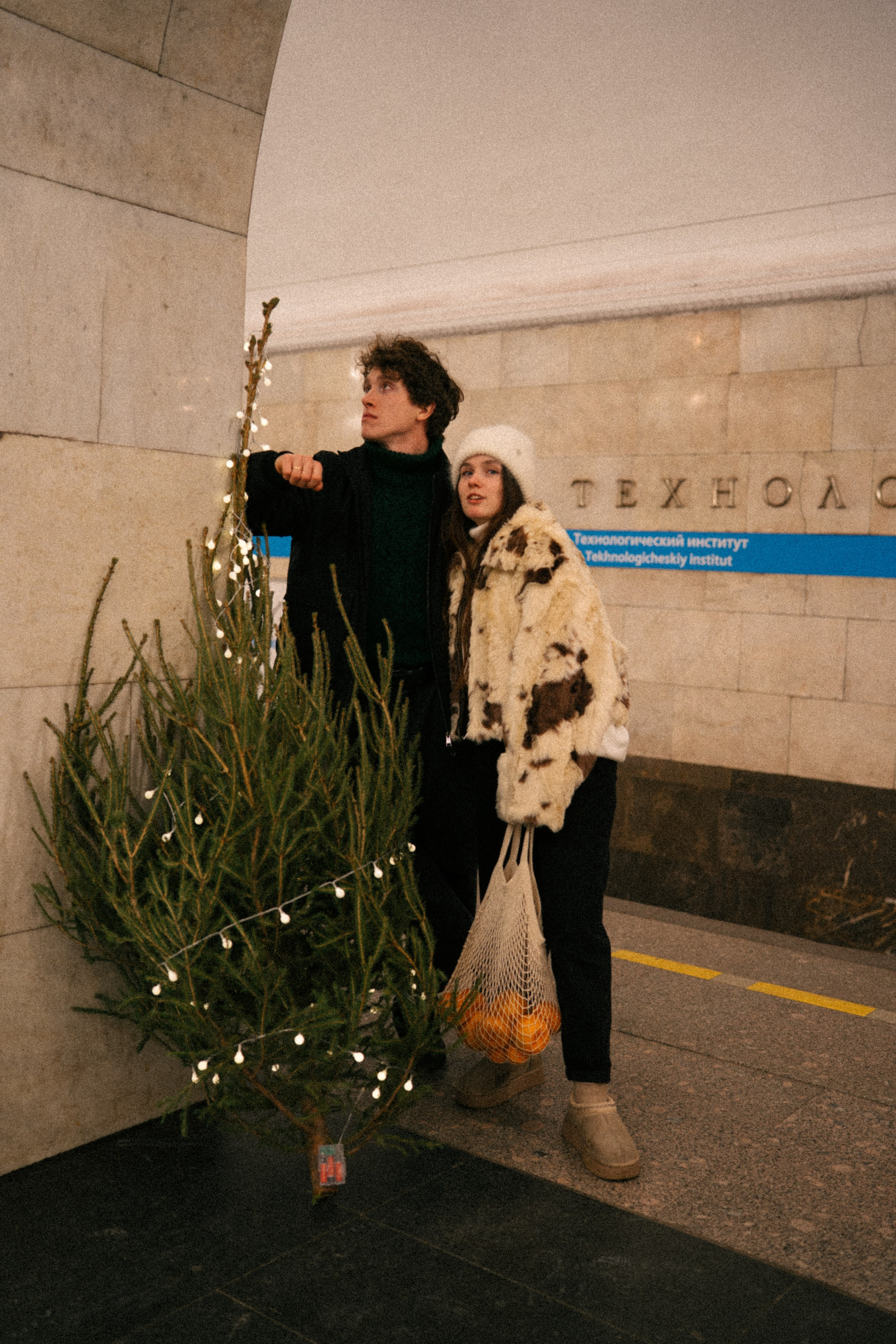 НОВОГОДНЯЯ ПРОГУЛКА ПАРЫ ПО ЧЕРНЫШЕВСКОЙ ПЕРЕД НОВЫМ ГОДОМ. Профессиональный фотограф, Санкт-Петербург — Виктория Богомолова