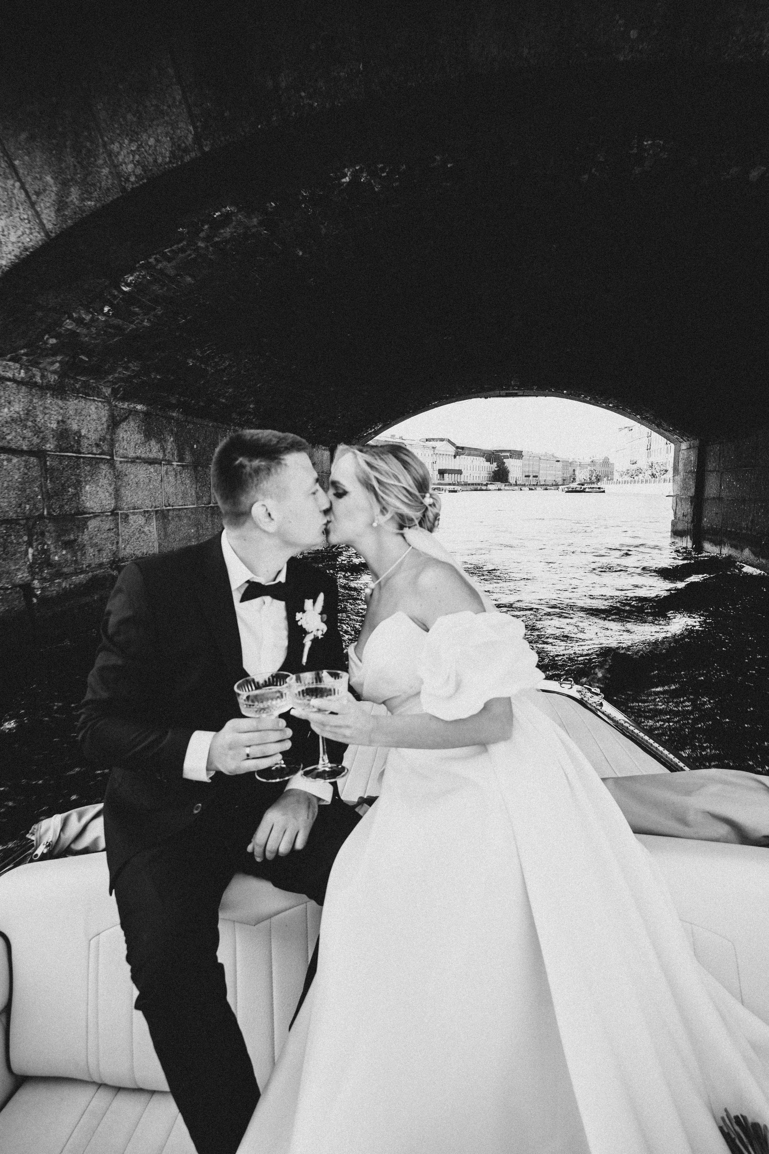 СВАДЕНБНАЯ СЬЕМКА НА КАТЕРЕ ПО КАНАЛАМ САНКТ-ПЕТЕРБУРГА И В АКВАТОРИИ НЕВЫ. Профессиональный фотограф, Санкт-Петербург — Виктория Богомолова