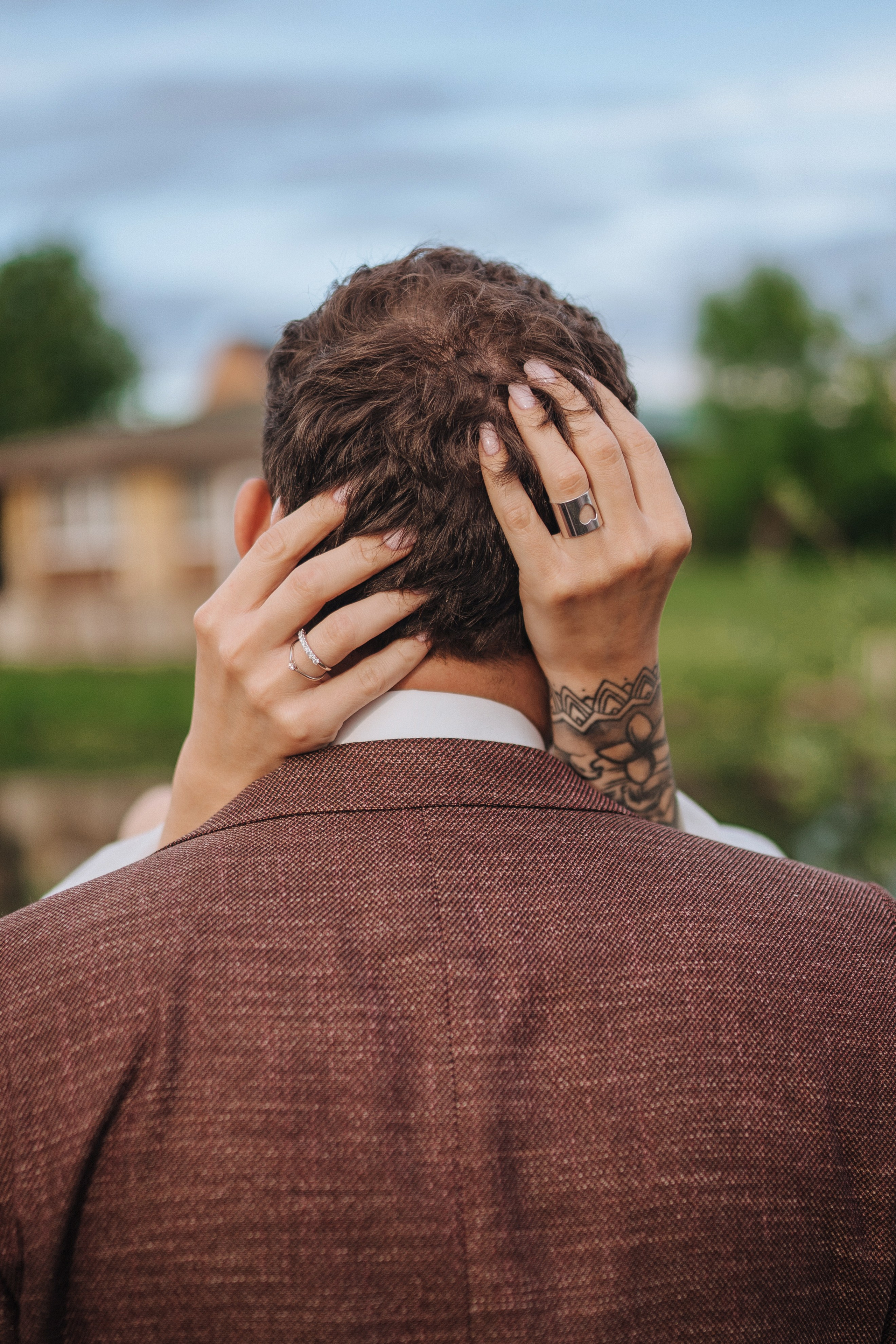 Жених со спины, руки невесты, свадебный фотограф Сергей Фрейер