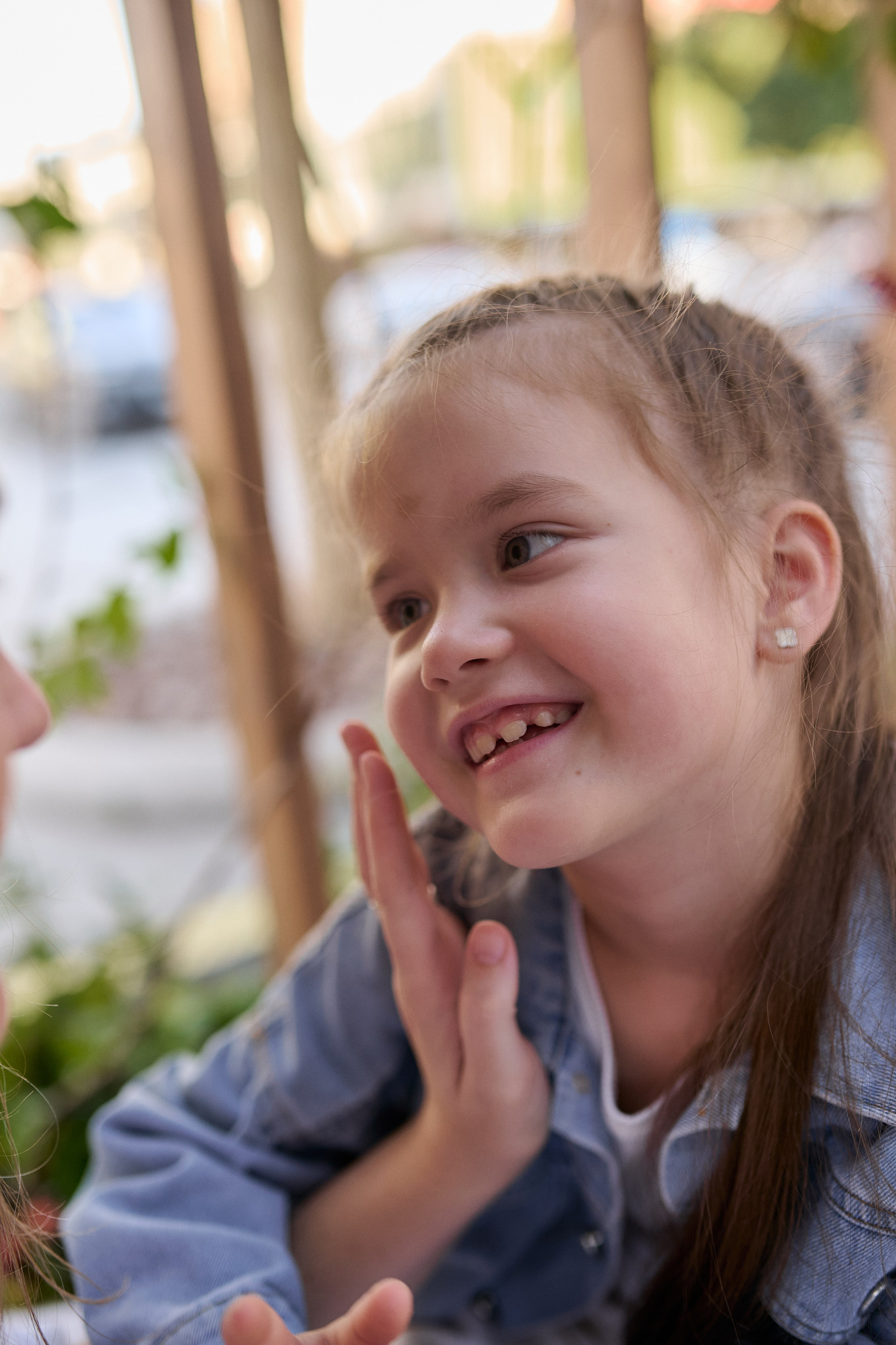 Катя и Ника. Прогулка по Новому Арбату. Семейный и свадебный lifestyle-фотограф в Москве Мария Петрова
