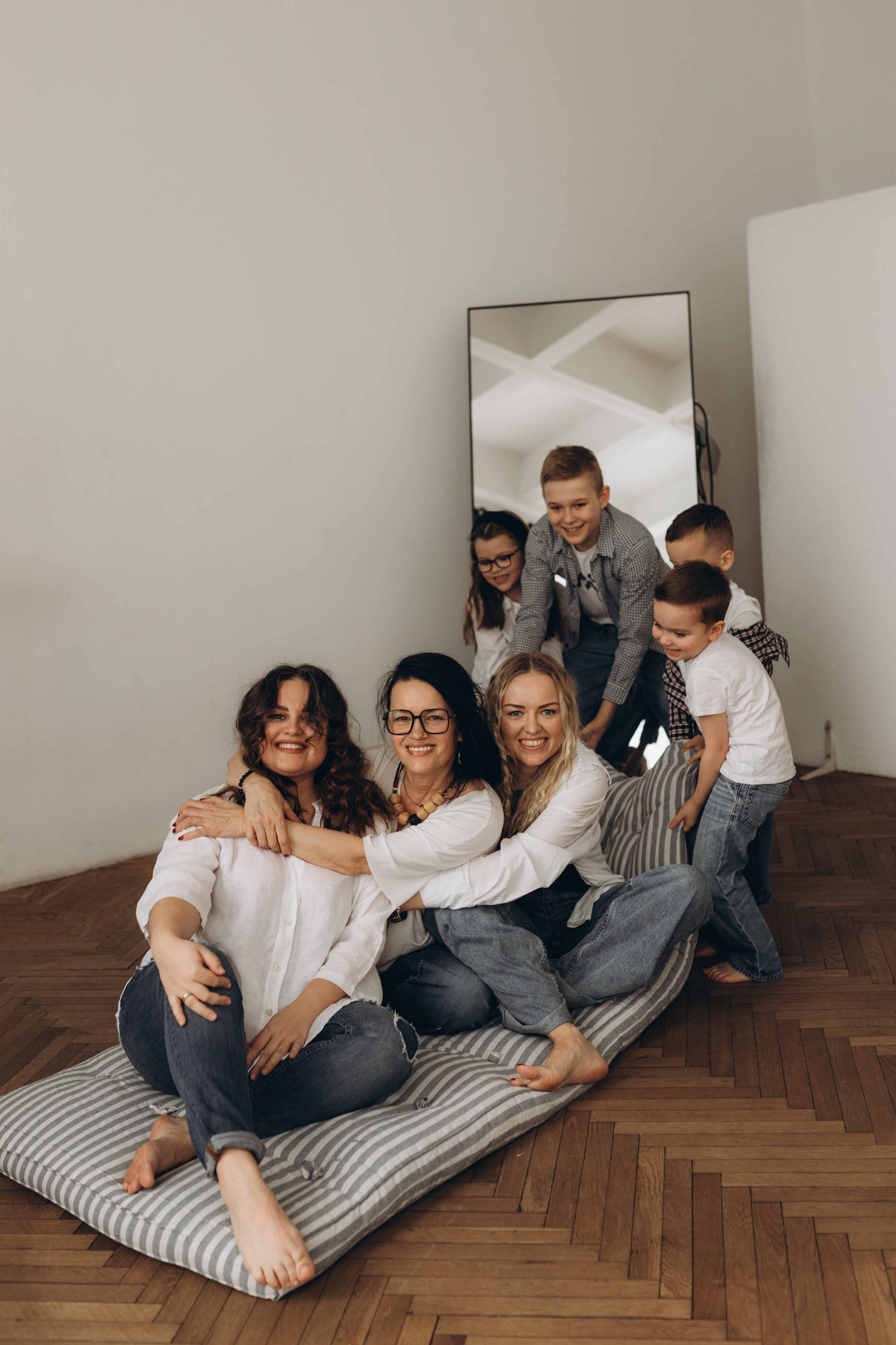 Большая семья в студии. Семейный фотограф в Москве Жукова Анна