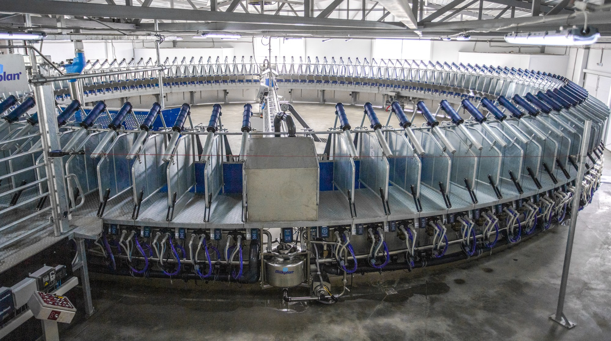 Открытие карусели для дойки скота. Репортажный, промышленный и маркетплейс-фотограф Дмитрий Чернат