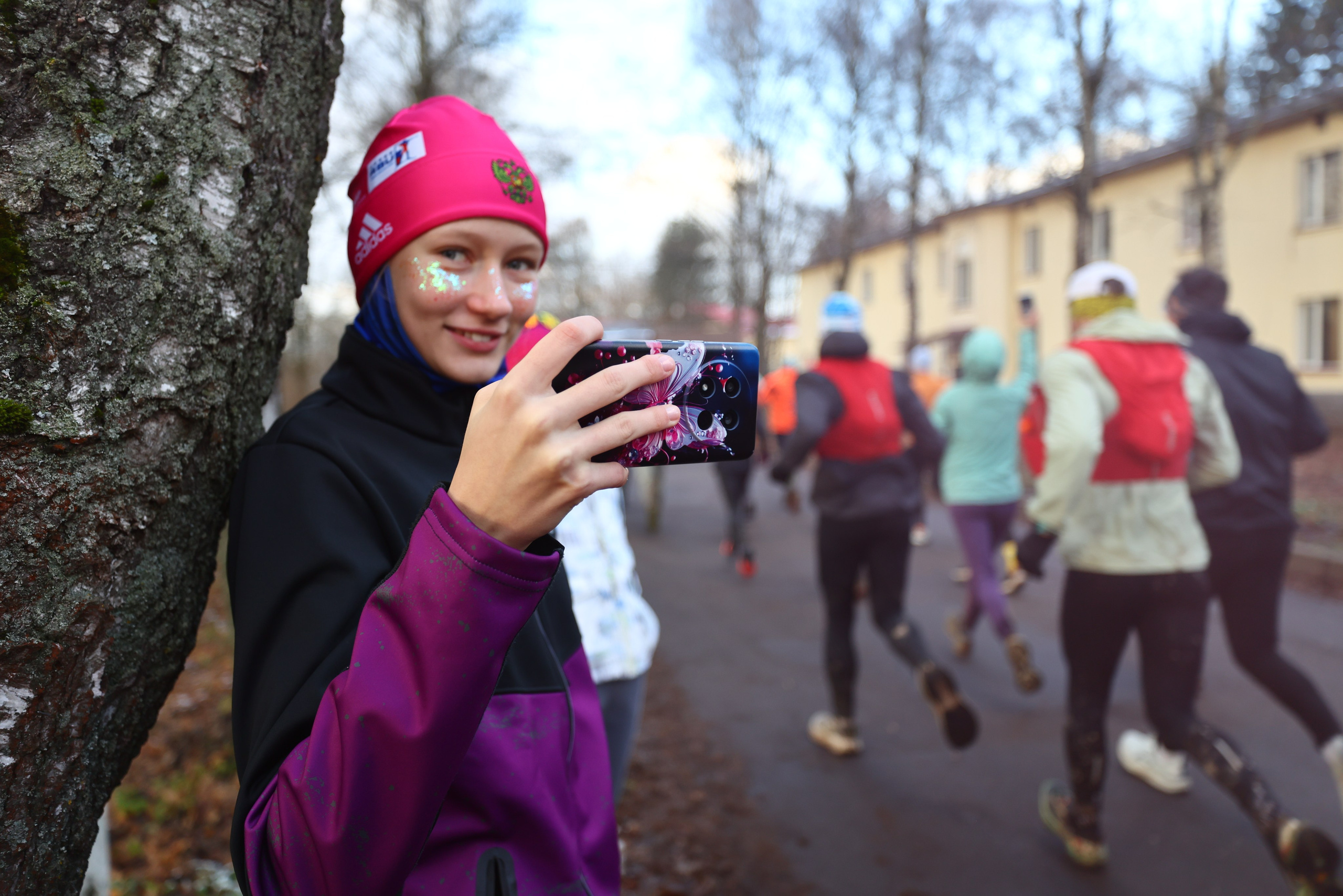 Два лепестка Химкинского марафона у дома, 23.11.25. Фотограф Сергей Ловкий