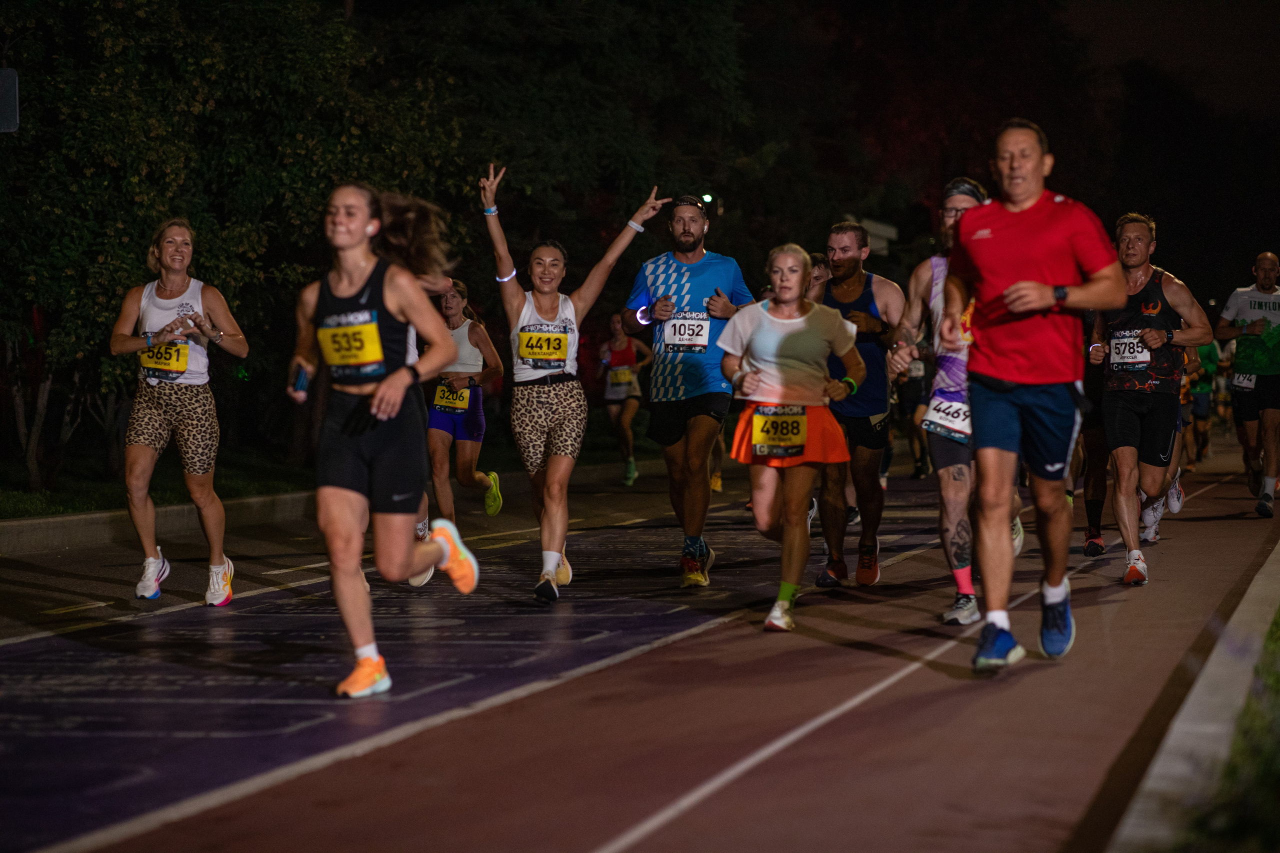 Ночной забег в ленте фотографий бегунов 03.08.24. Фотограф Сергей Ловкий