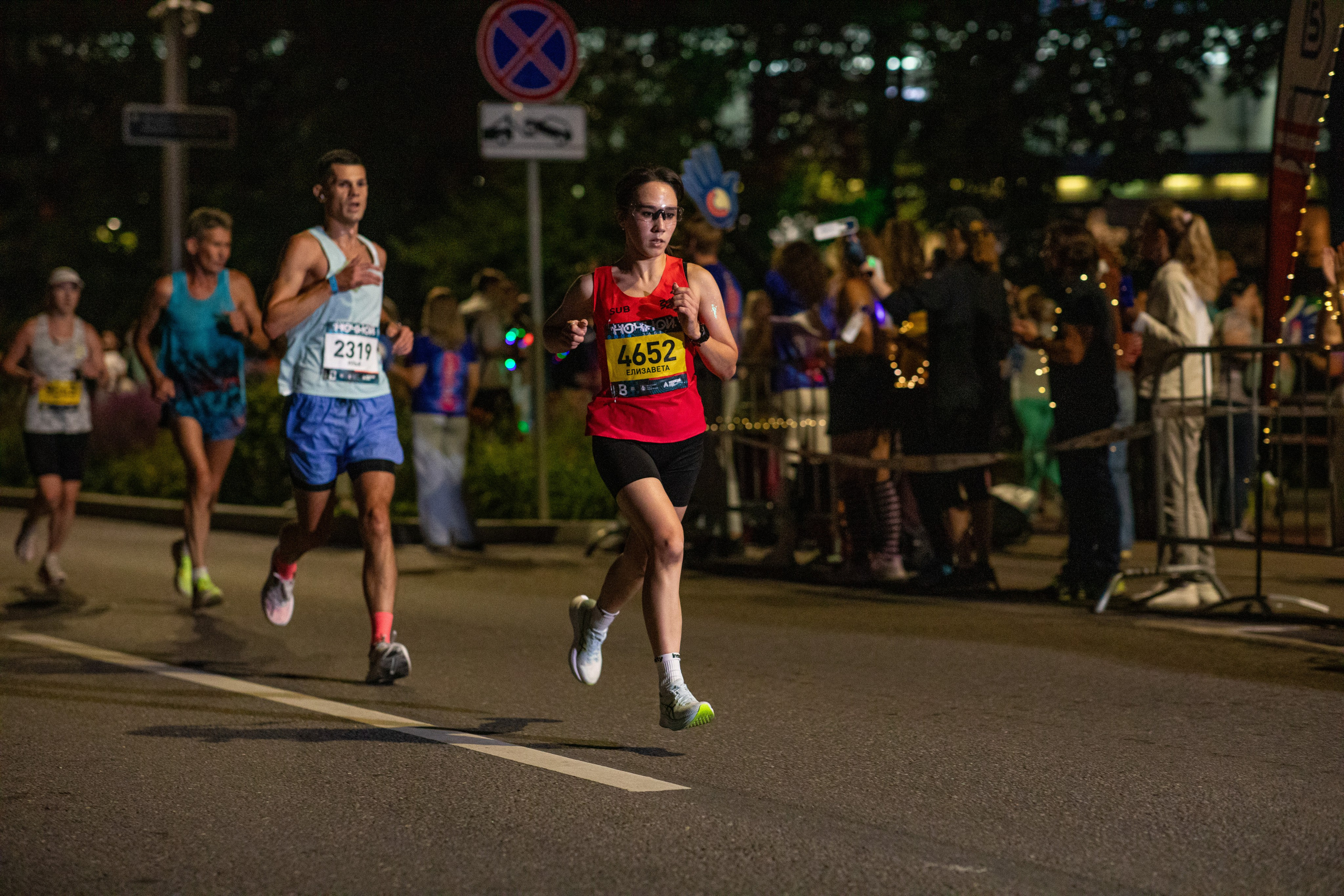 Ночной забег в ленте фотографий бегунов 03.08.24. Фотограф Сергей Ловкий