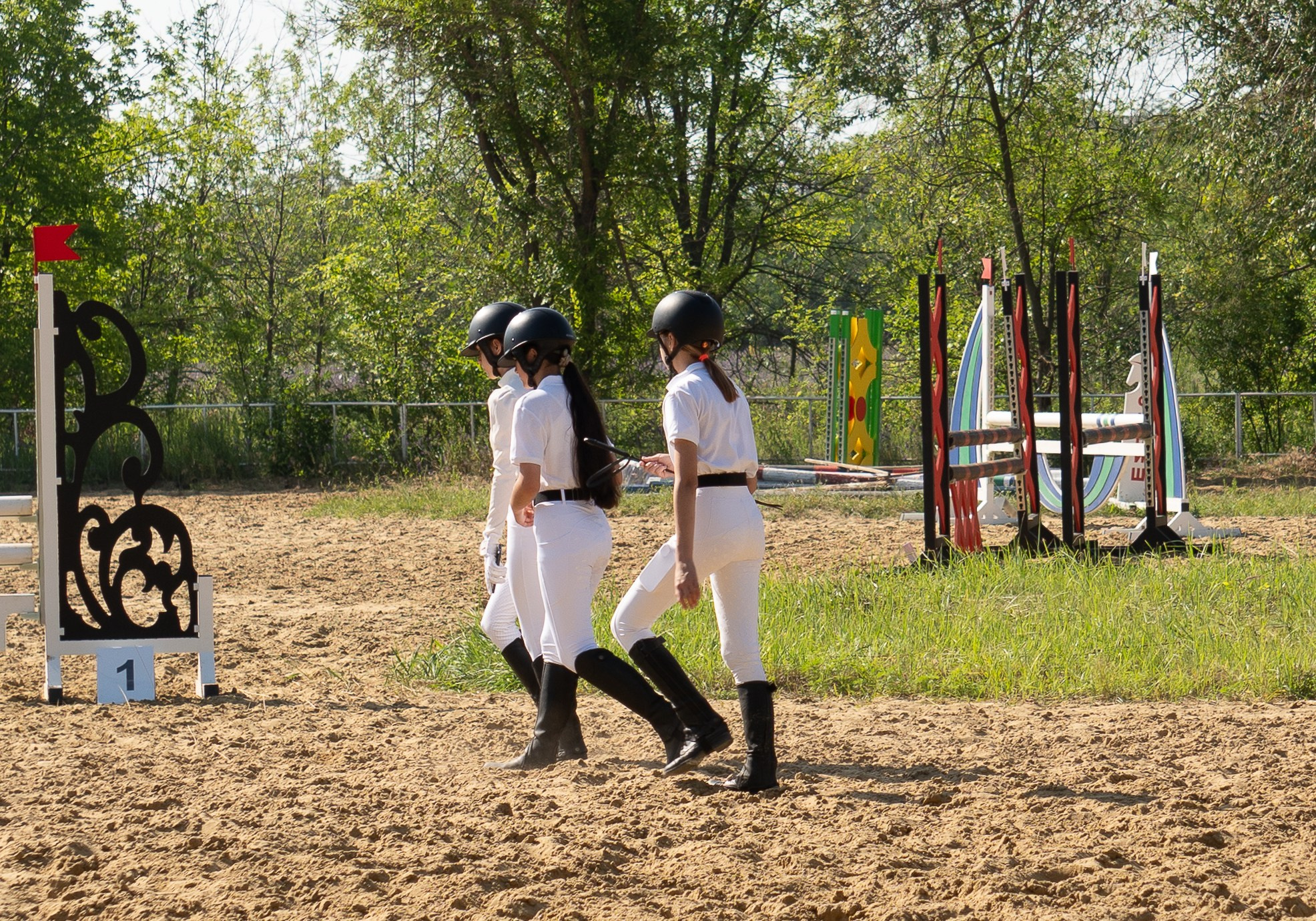 Разминка перед соревнованием по конкуру, Луганск, Кони, лошади, жокеи, ипподром, поле, песок, жокеи на ипподроме,  поддержка спорта в ЛНР, поддержка молодежи,