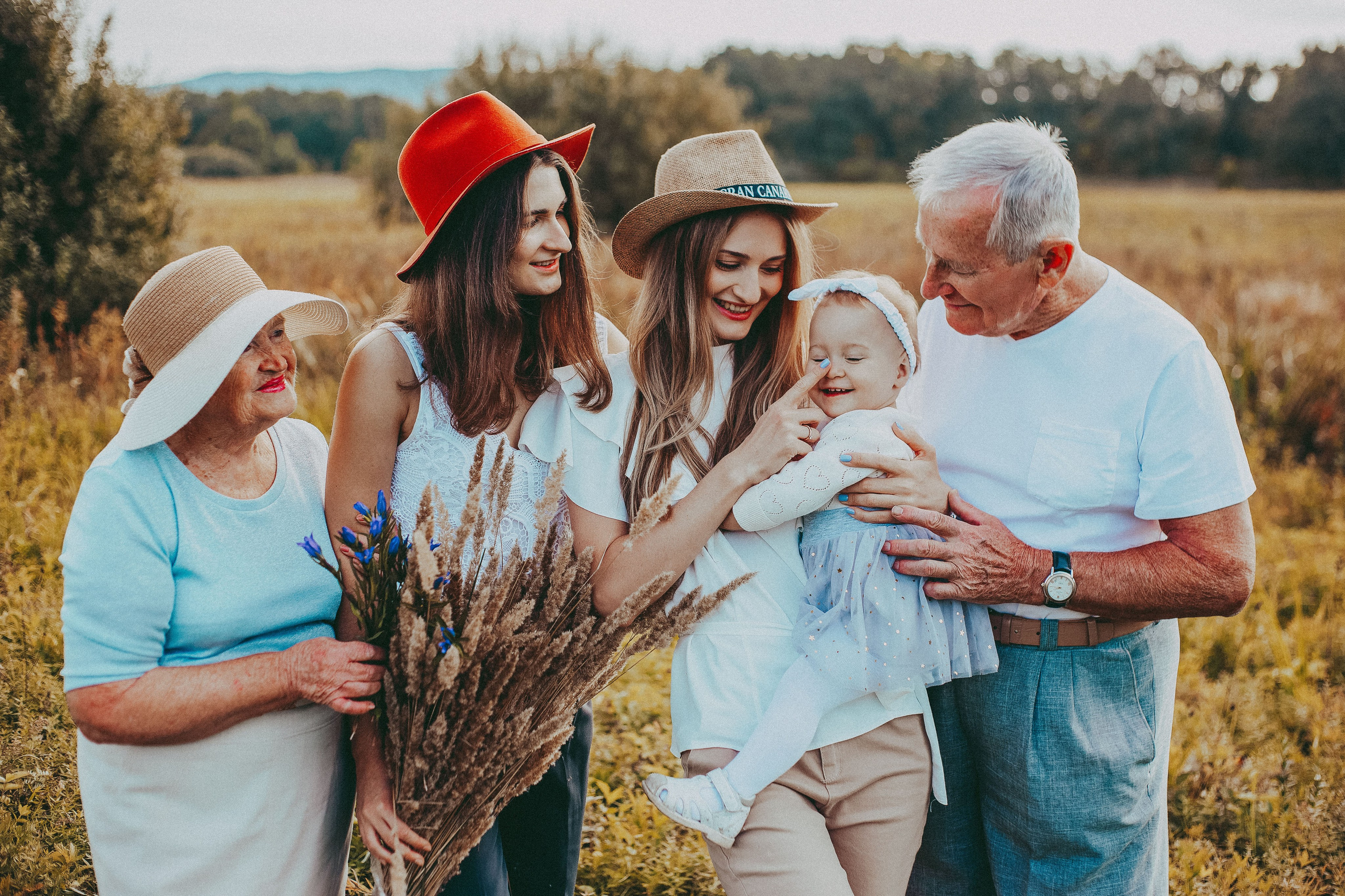 Семейные фотографии на природе: улыбки, объятия и теплая атмосфера