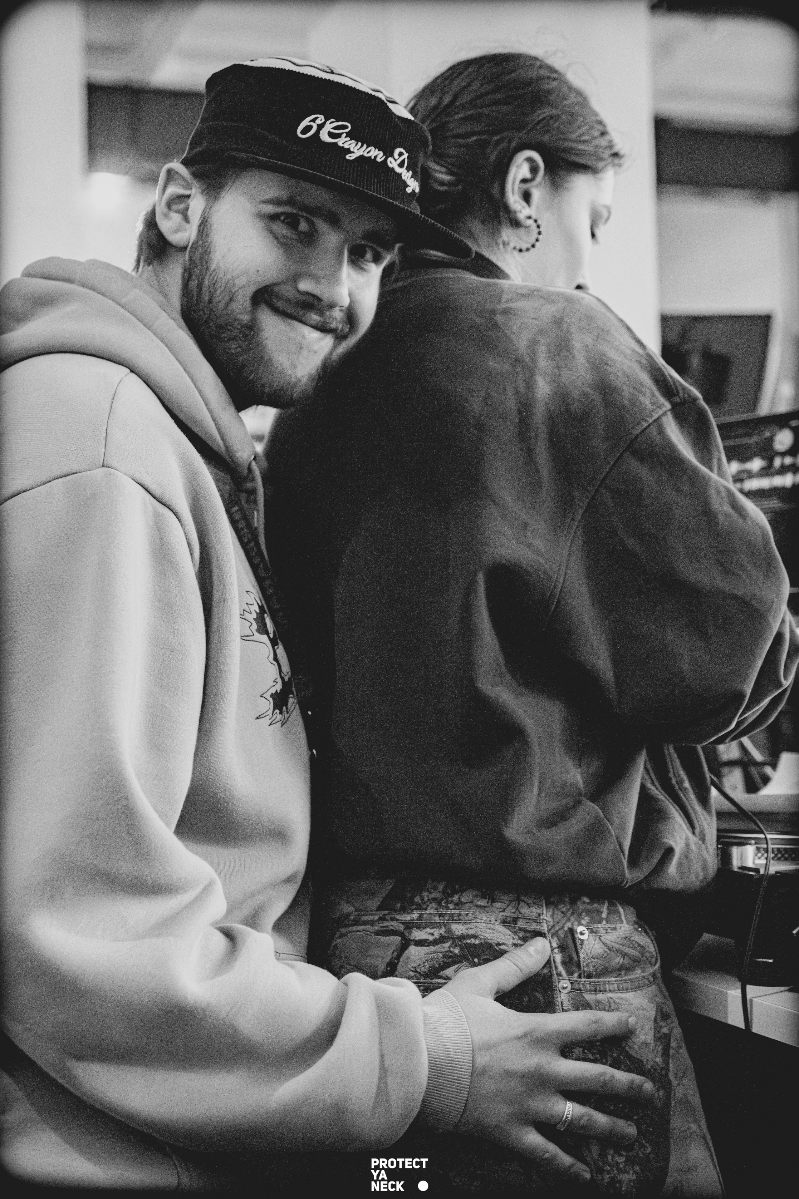 PROTECT YA NECK 22/03 (@youlovebu). Соня бу тебя сфоткала