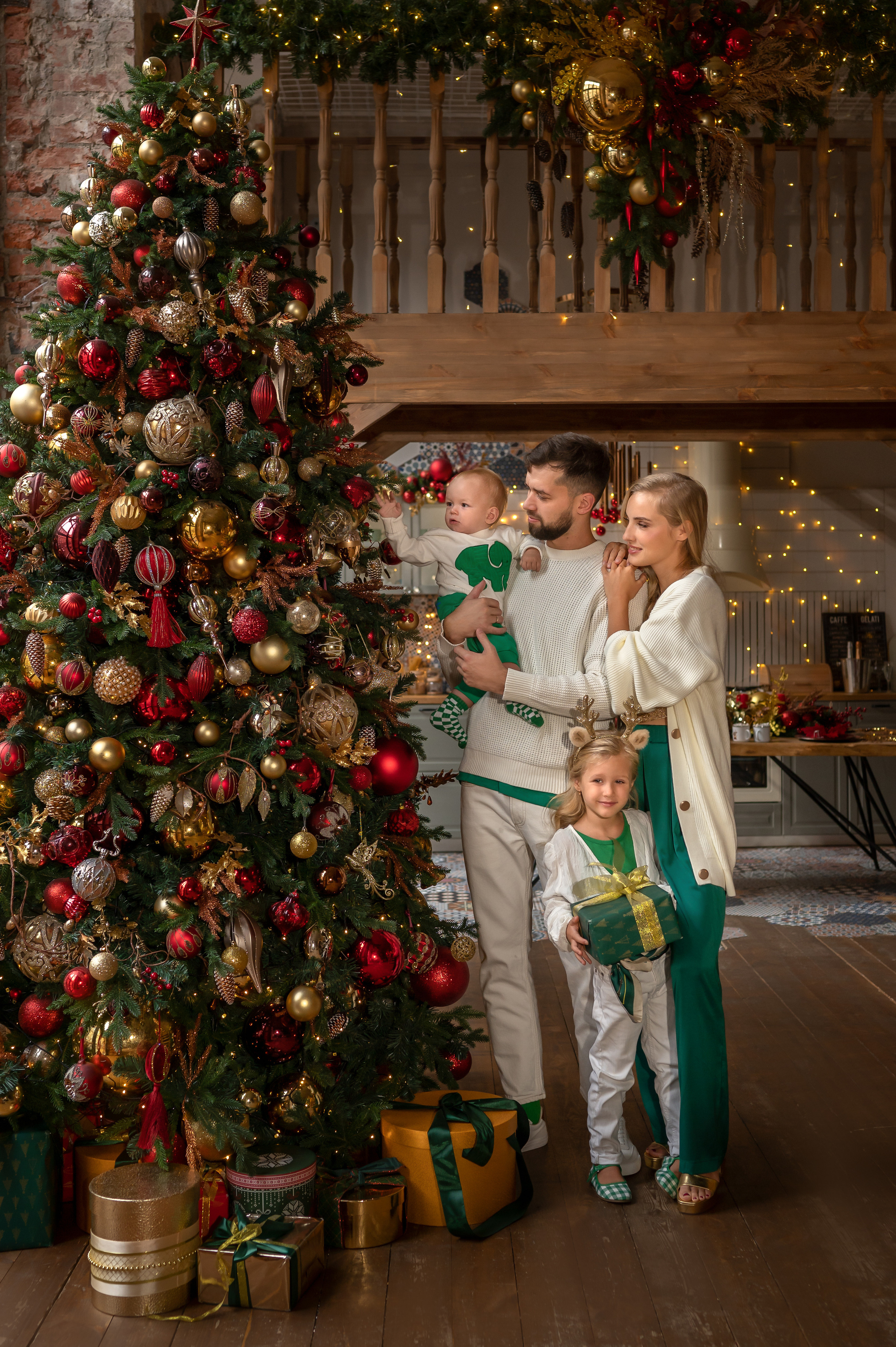 Семейная новогодняя фотосессия в студии. Фотограф Елена Сасс Москва
