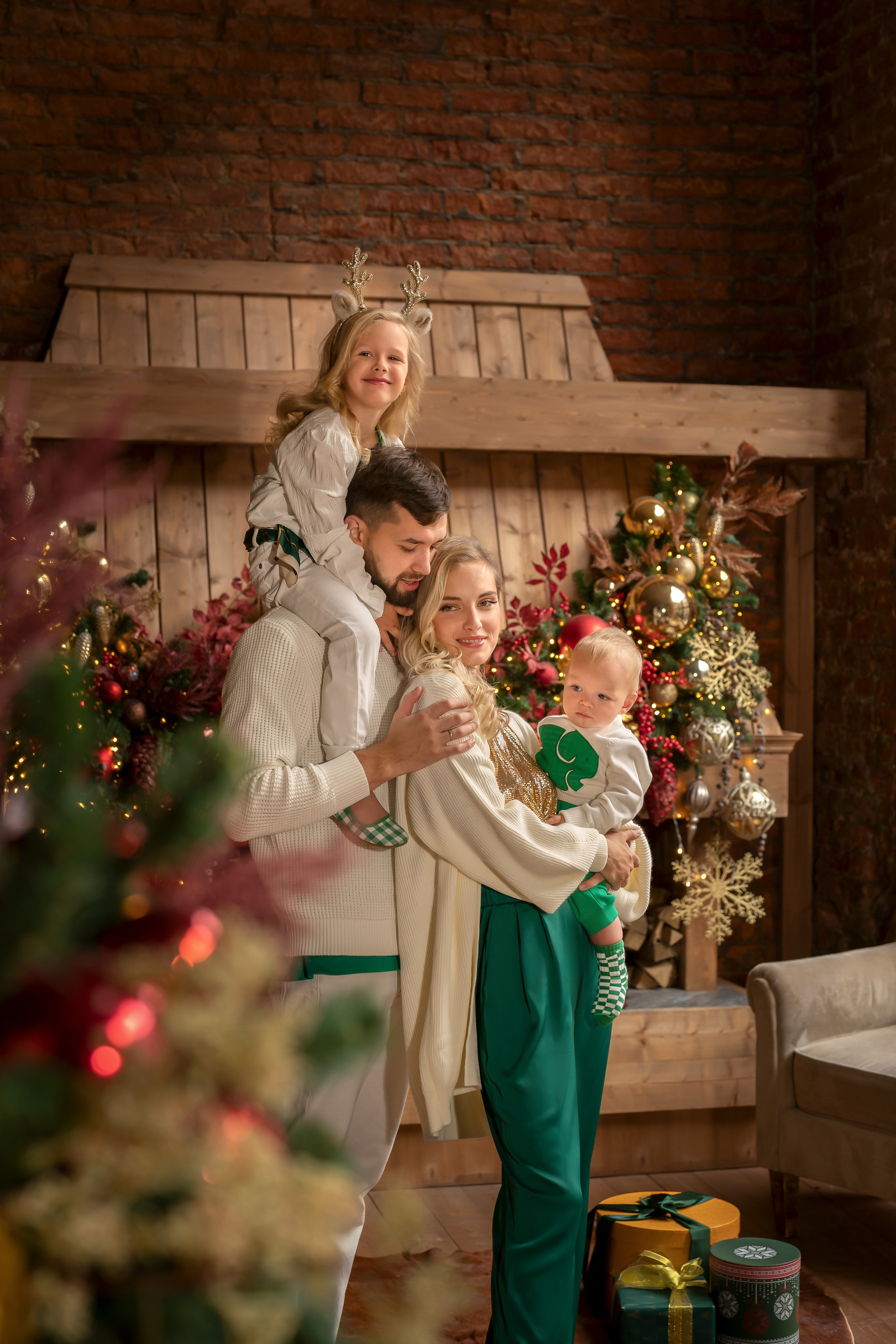 Семейная новогодняя фотосессия в студии. Фотограф Елена Сасс Москва
