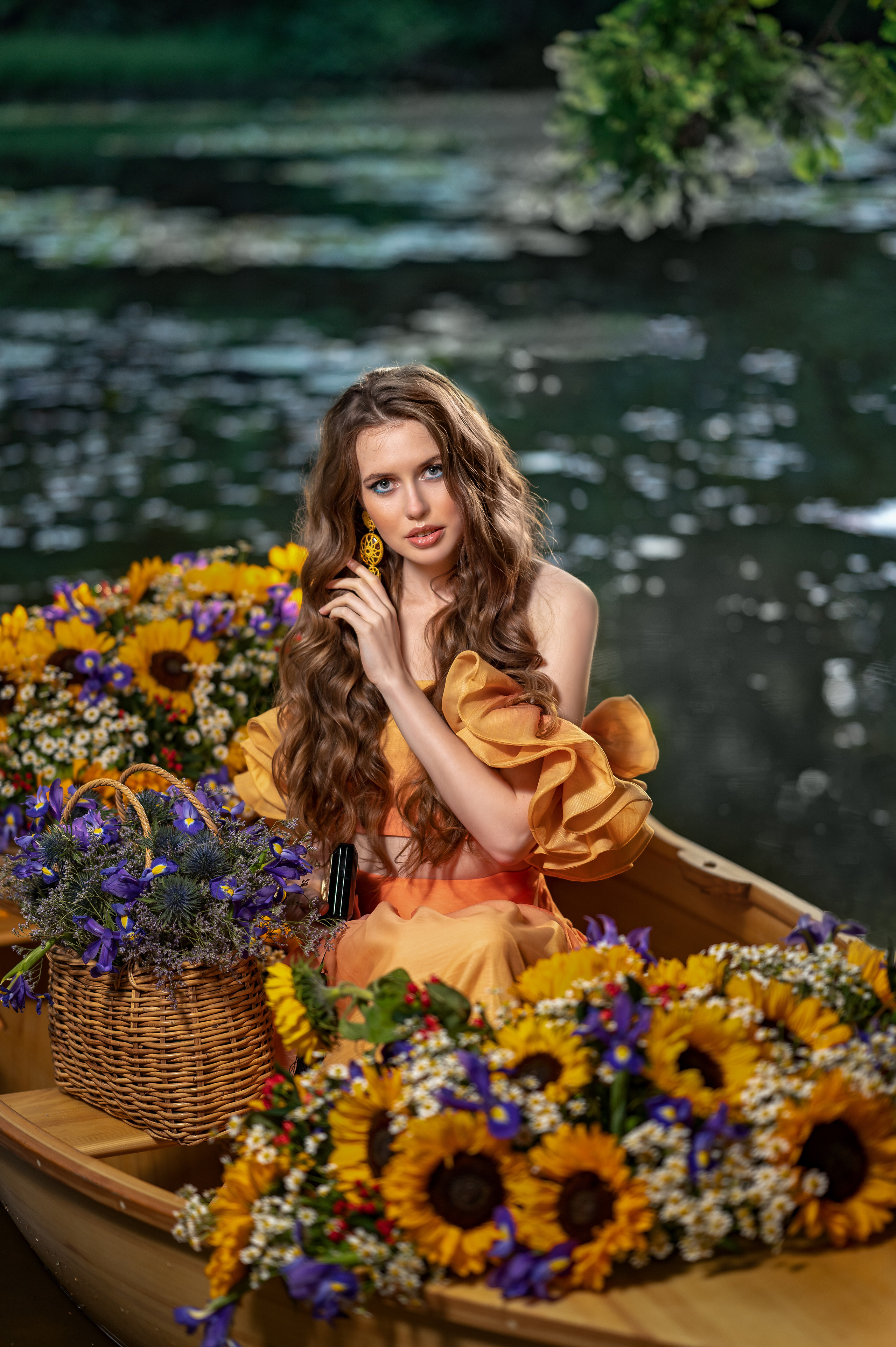 Фотосессия в лодке с подсолнухами. Фотограф Елена Сасс Москва