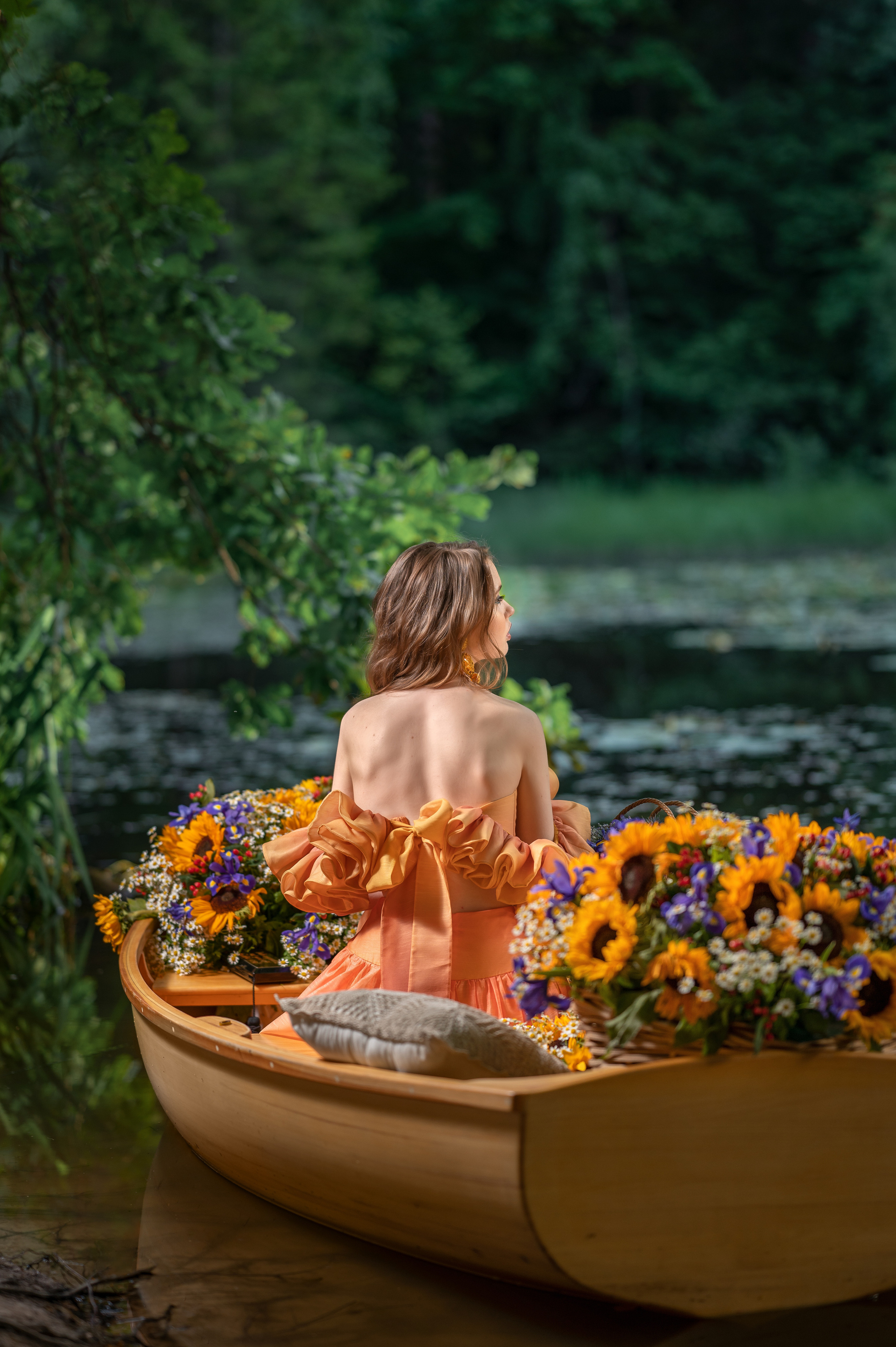 Фотосессия в лодке с подсолнухами. Фотограф Елена Сасс Москва