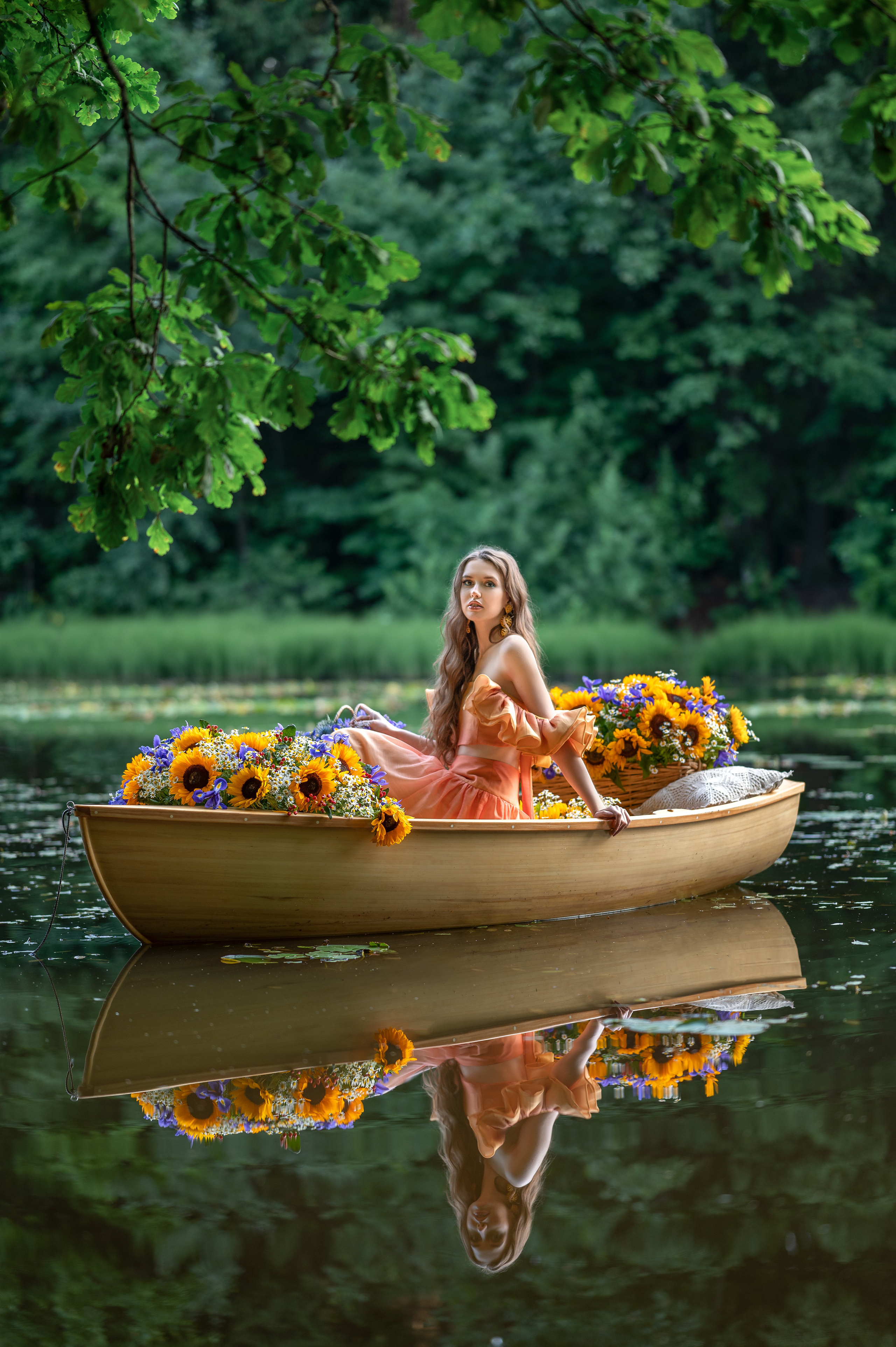 Фотосессия в лодке с подсолнухами. Фотограф Елена Сасс Москва