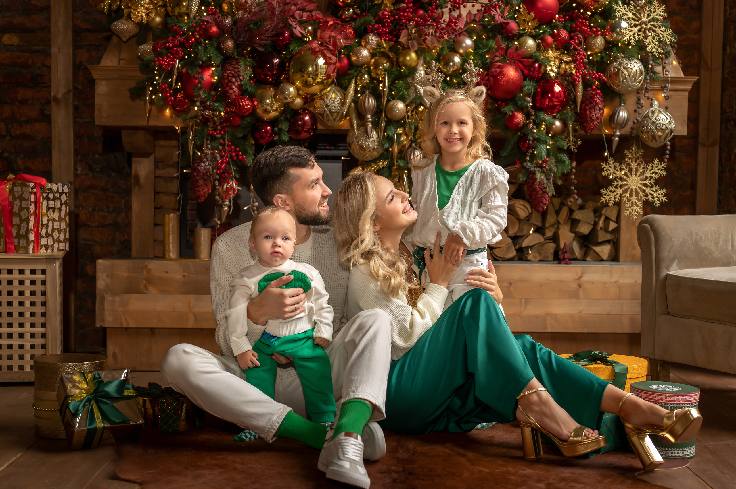 Семейная новогодняя фотосессия в студии. Фотограф Елена Сасс Москва