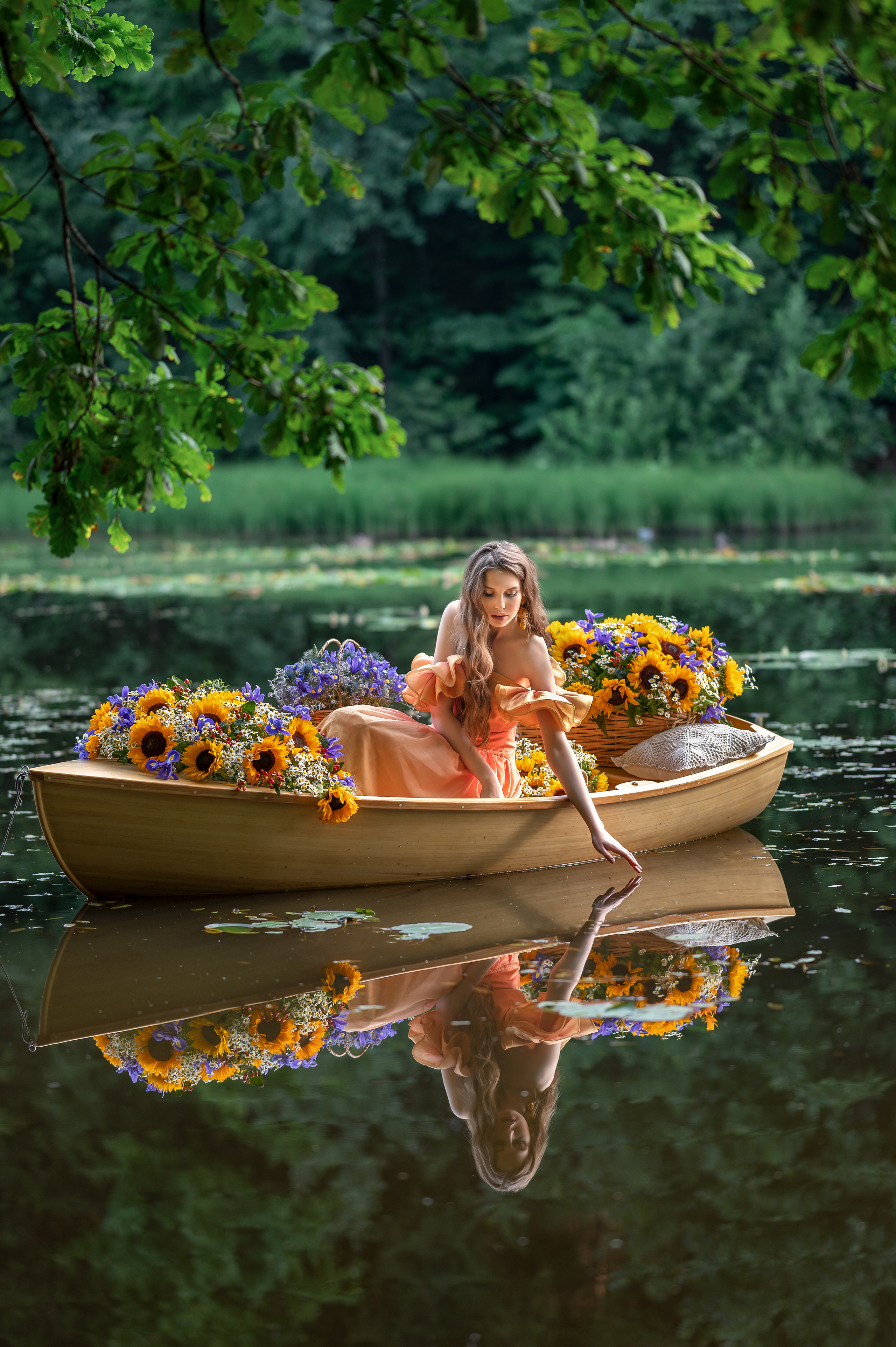 Фотосессия в лодке с подсолнухами. Фотограф Елена Сасс Москва