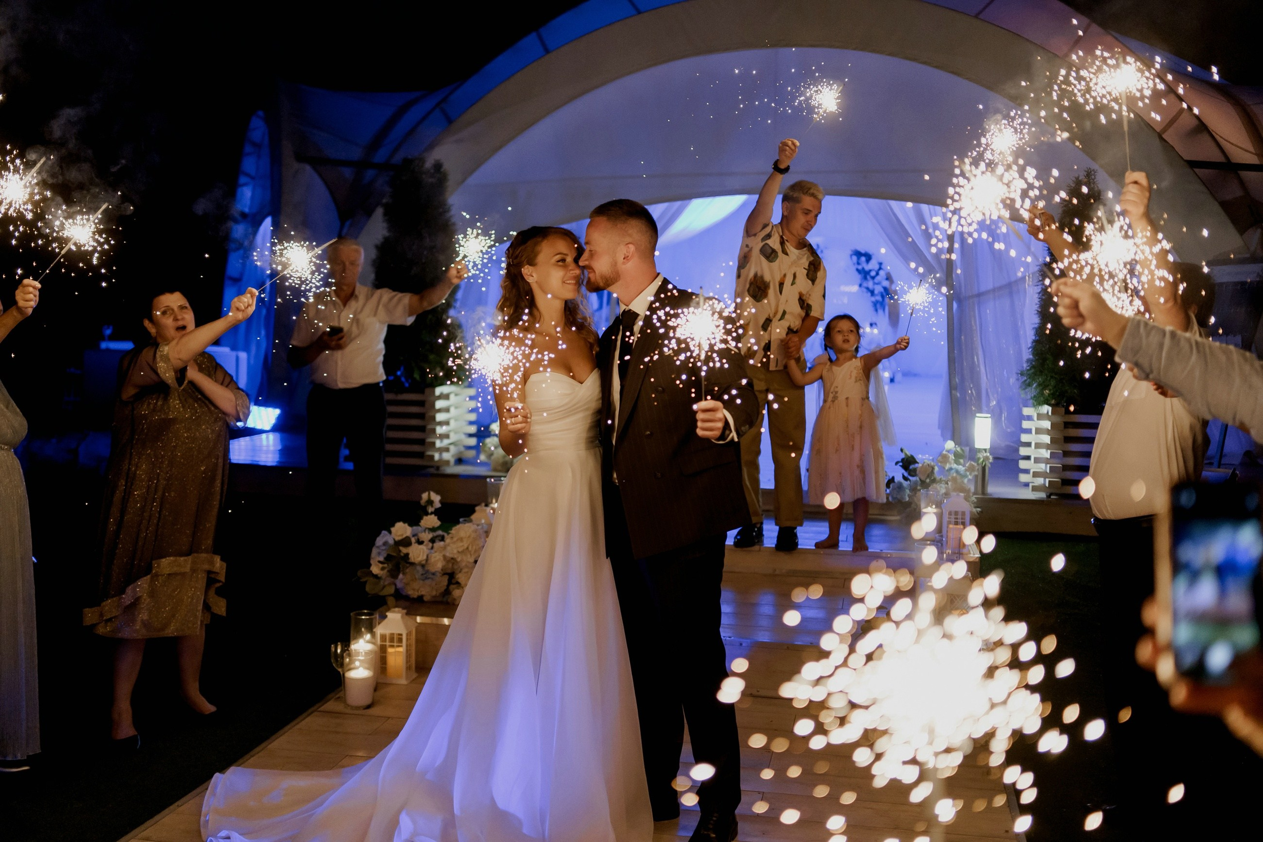 Бенгальские огни на свадьбе в парке Кусково