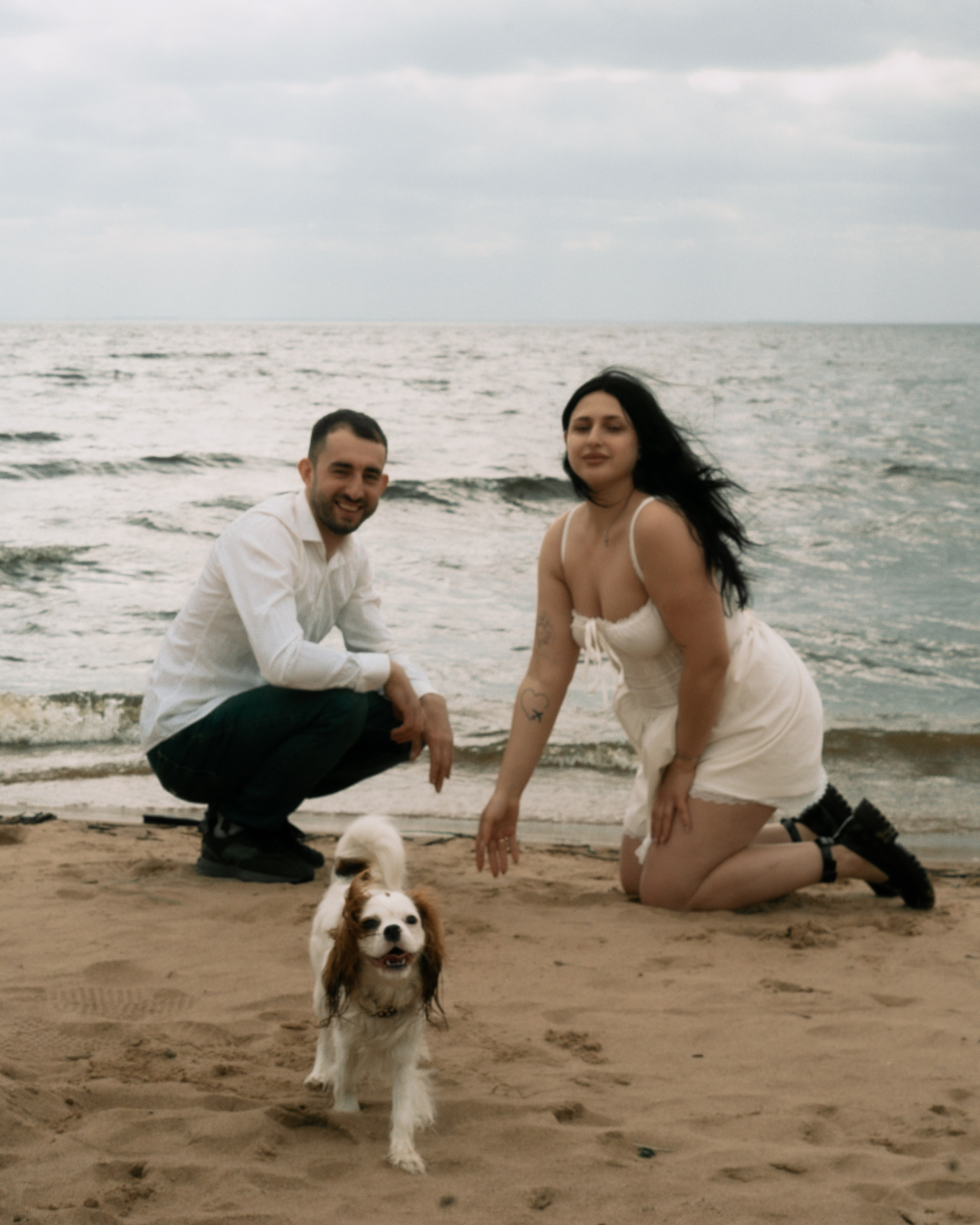 душевные кадры парной съемки у залива